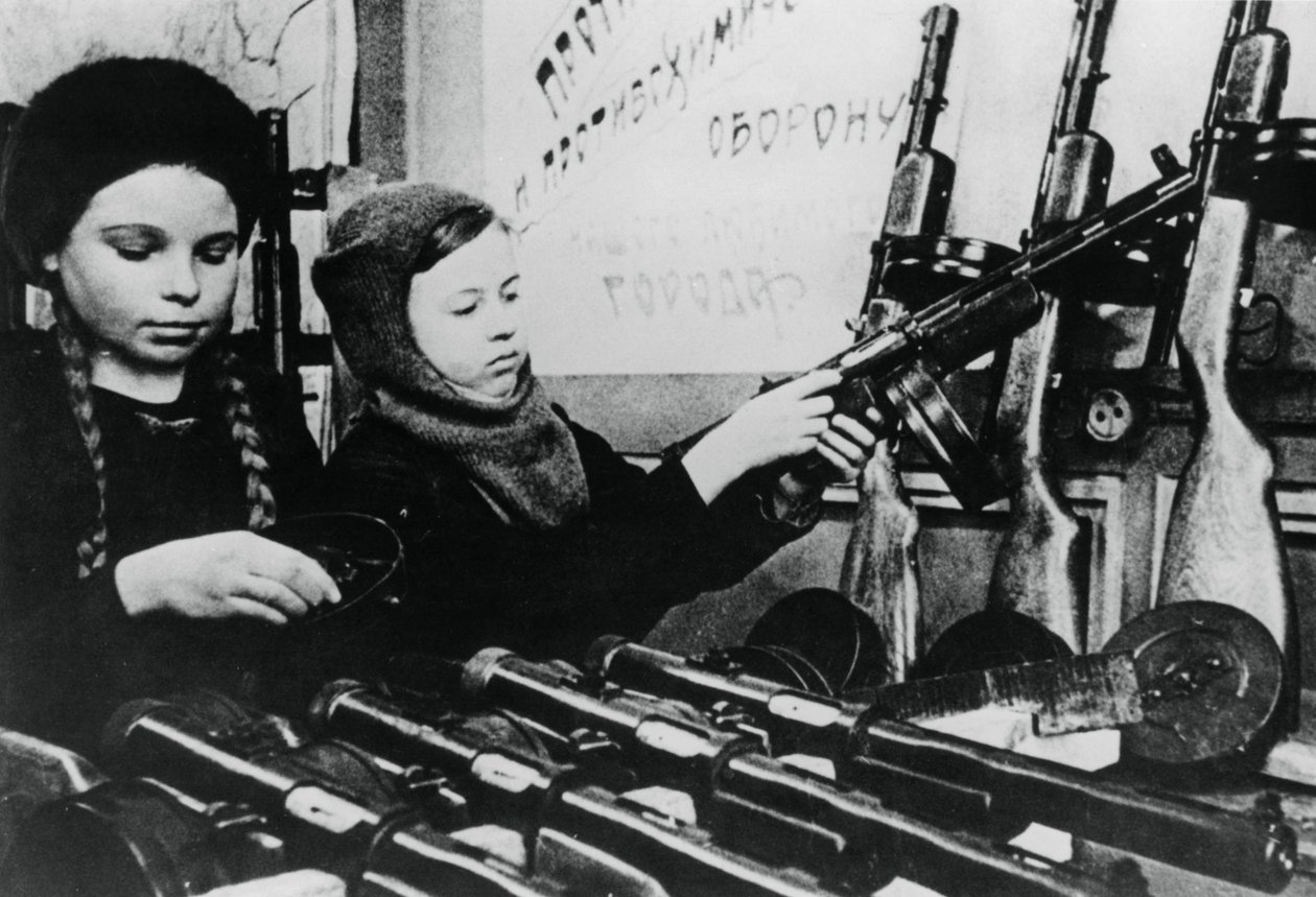 Niñas ensamblando ametralladoras en una fábrica rusa, 1943 de Unbekannt