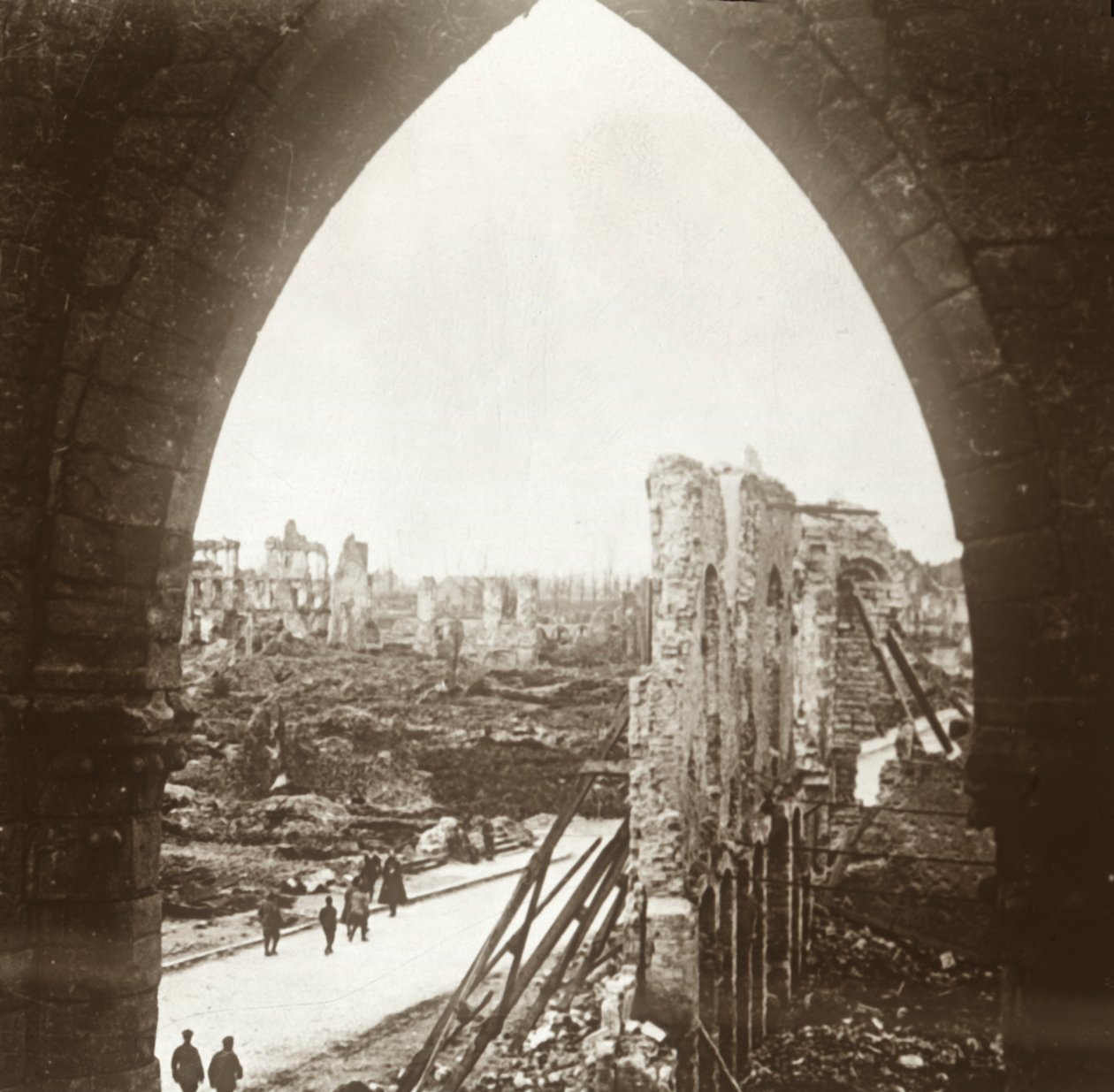 Ypres en ruinas, Flandes, Bélgica, c1914-c1918 de Unbekannt