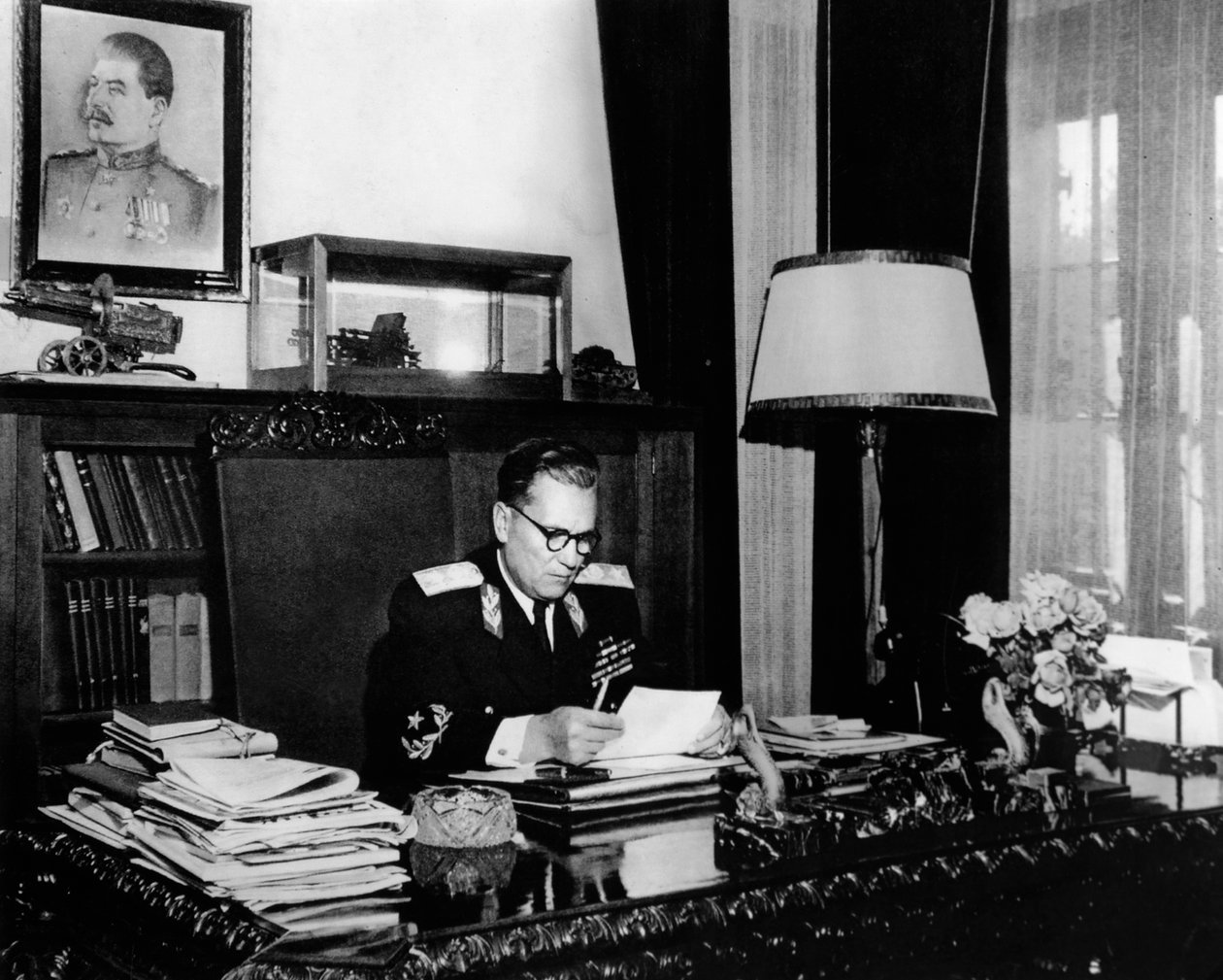Líder yugoslavo Mariscal Josip Broz Tito en su oficina, Belgrado, Yugoslavia, c. 1946-c. 1947 de Unbekannt