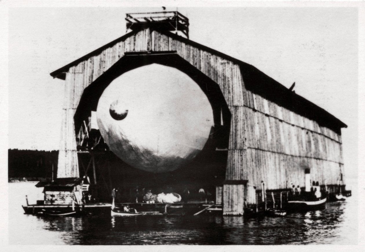 Zeppelin LZ1 en un hangar flotante en Manzell, Friedrichshafen, Alemania, 1900 de Unbekannt