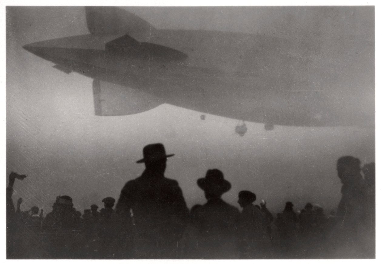 Zeppelin LZ 126 ascendiendo en la niebla de Unbekannt