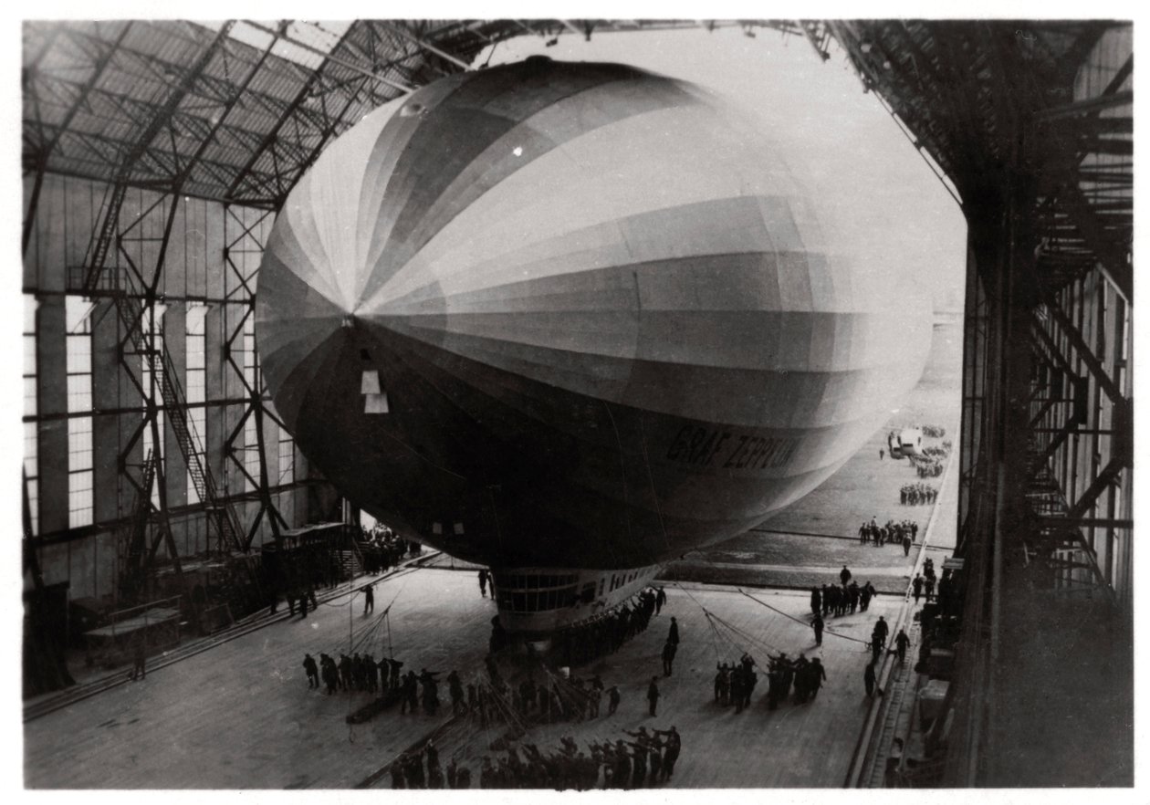 Zeppelin LZ 127 Graf Zeppelin entrando en su hangar, 1933 de Unbekannt