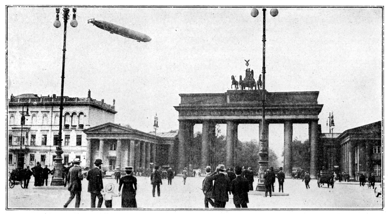 Dirigible Zeppelin pasando sobre la Puerta de Brandeburgo, Berlín, Primera Guerra Mundial, 1914 de Unbekannt