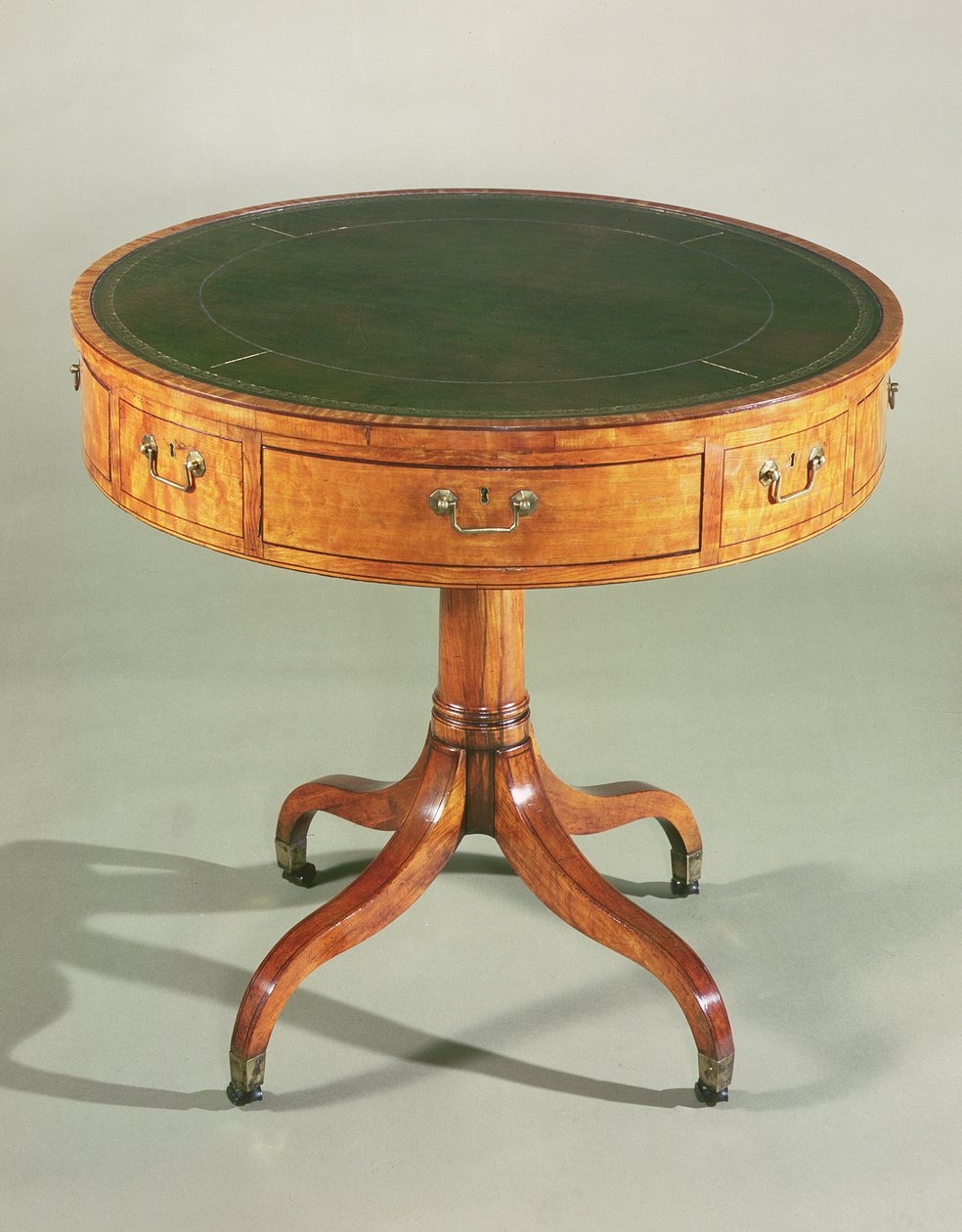 Pequeña mesa de tambor de madera de satén de Sheraton. Inglesa, c.1790 de Unbekannt Unbekannt