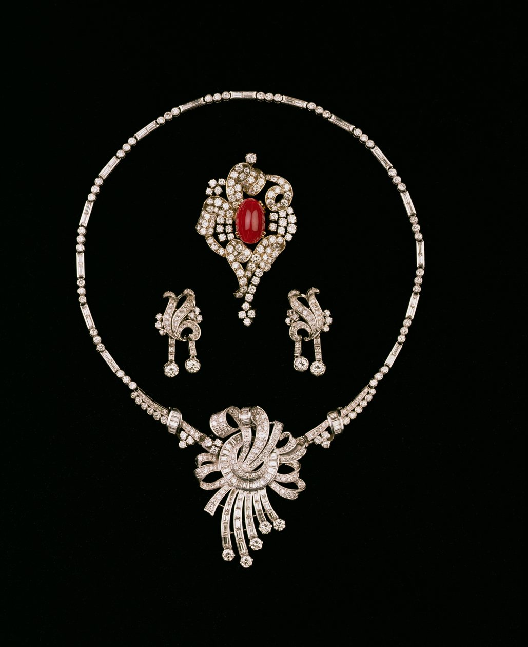 Joyas de diamantes Art Deco: broche colgante de diamantes baguette, broche de pergamino de rubí cabujón y diamantes, pendientes colgantes de diamantes de Unbekannt Unbekannt
