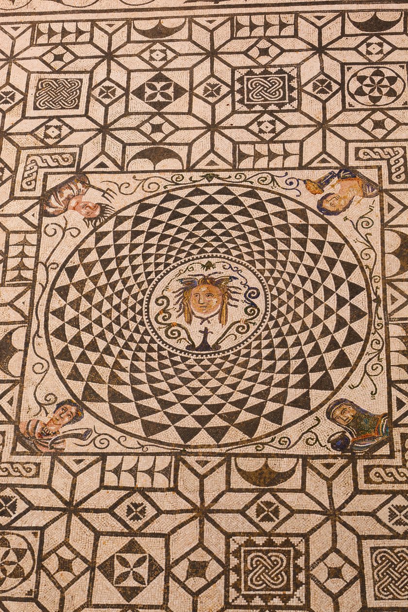Carmona, provincia de Sevilla, España. Mosaico romano de Medusa en el Ayuntamiento. de Unbekannt Unbekannt
