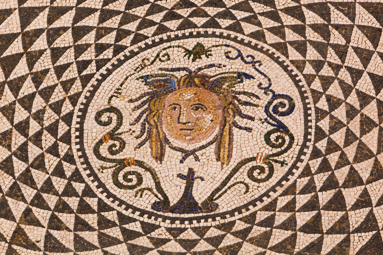 Carmona, Provincia de Sevilla, España. Mosaico romano de Medusa en el Ayuntamiento. de Unbekannt Unbekannt