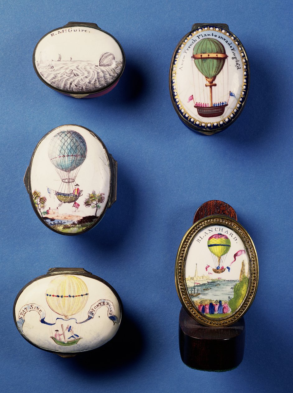 Cajas de parches de esmalte inglés, representando globos aerostáticos; percha de espada de metal dorado representando el globo de Blanchard cruzando el Canal de la Mancha, finales del siglo XVIII de Unbekannt Unbekannt