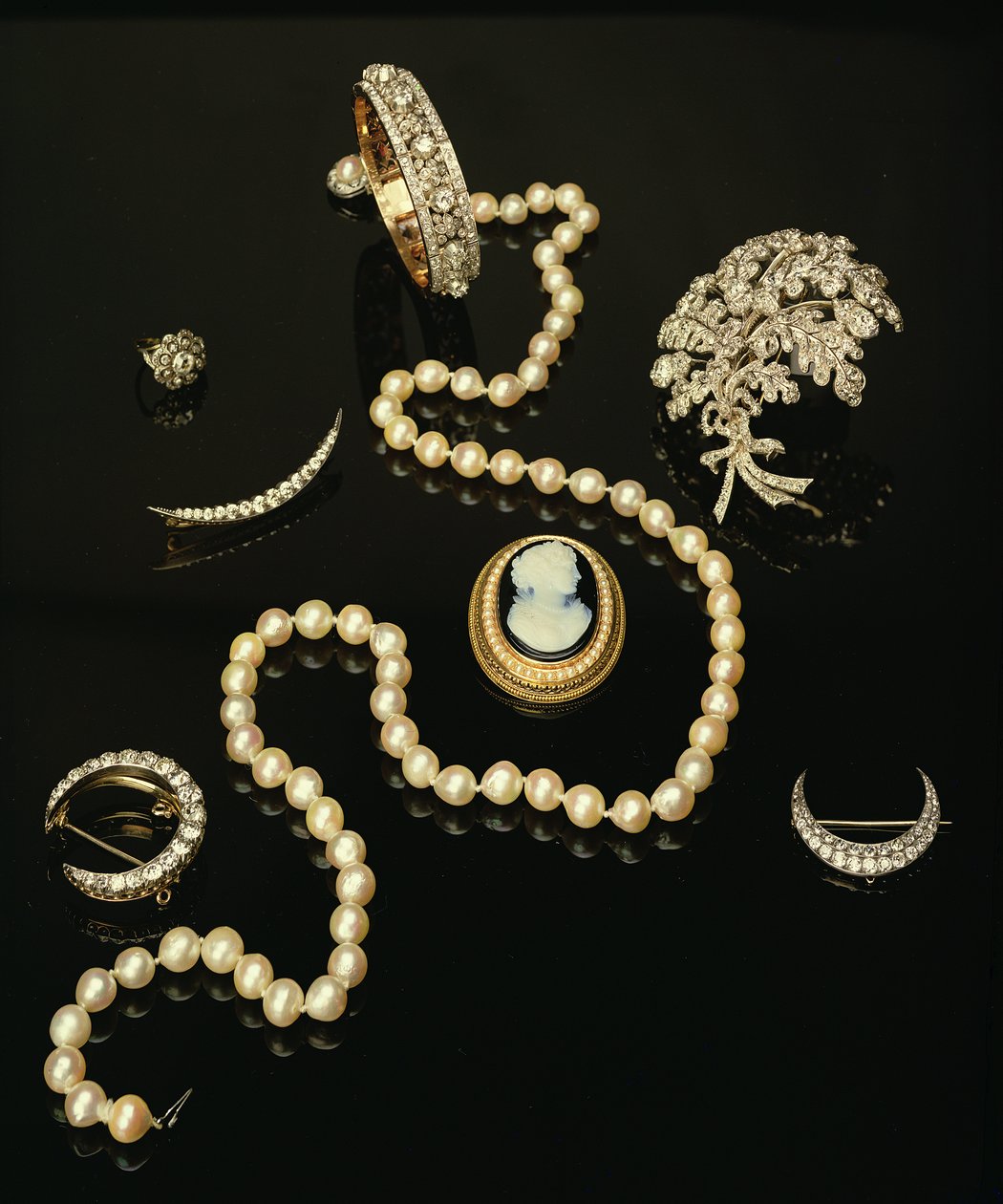 Cuatro broches victorianos de diamantes; camafeo ovalado tallado; collar de perlas cultivadas de Unbekannt Unbekannt