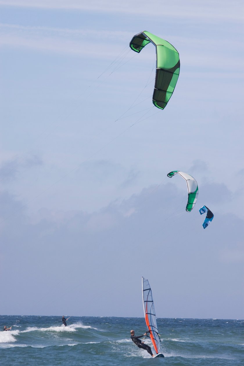 Alemania, estado de Schleswig-Holstein, isla de Sylt, surf de paracaídas y windsurf en las olas del mar de Unbekannt Unbekannt
