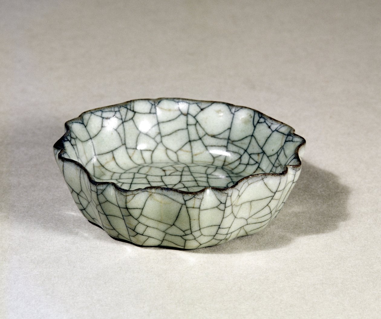 Lavador de pinceles de Kuan ware moldeado con ocho lóbulos y un borde festoneado, Dinastía Sung (960-1279) de Unbekannt Unbekannt