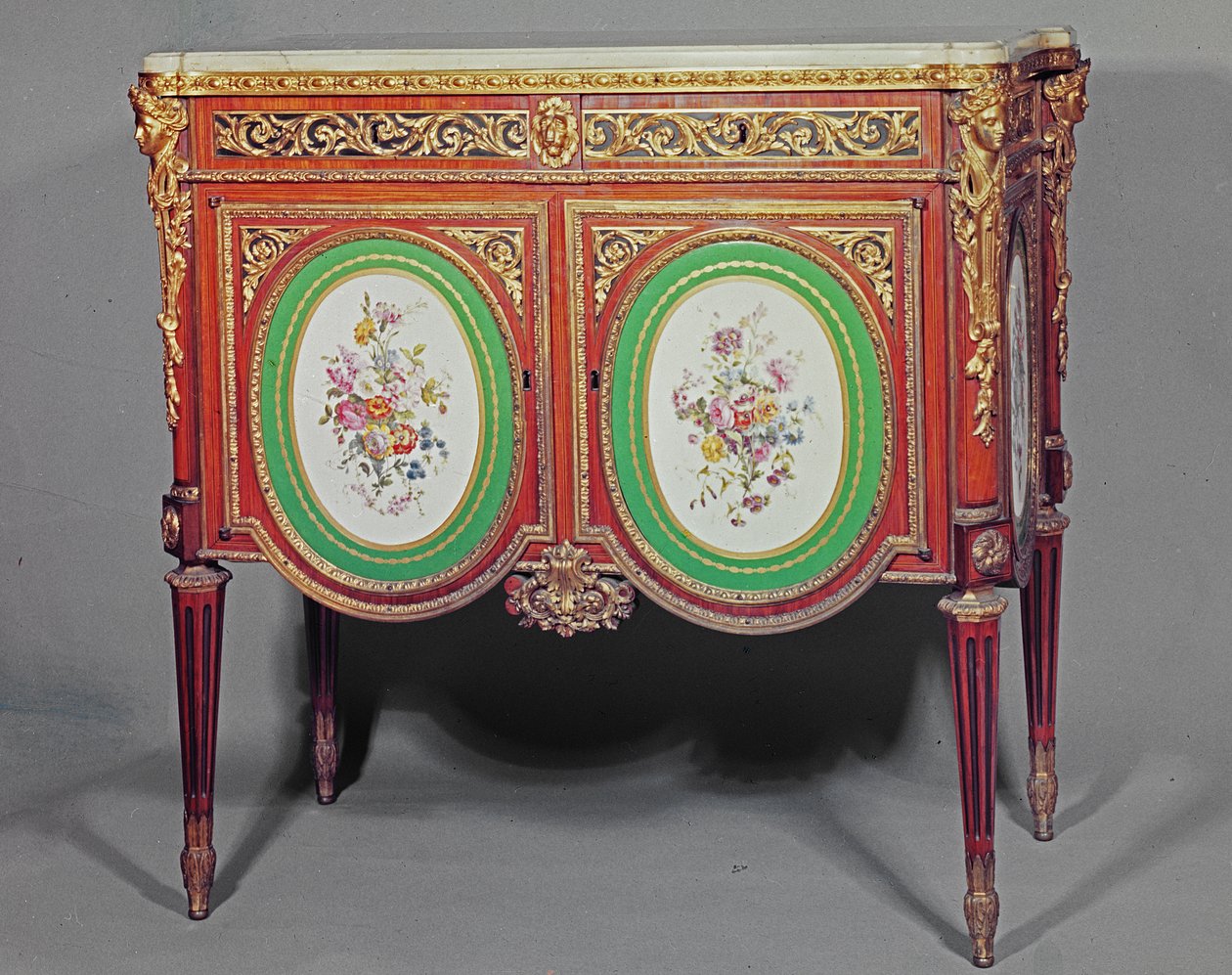 Gabinete Luis XVI, estampado M.Carlin JME, decorado con ormolu y placas de Sèvres, c.1774 de Unbekannt Unbekannt