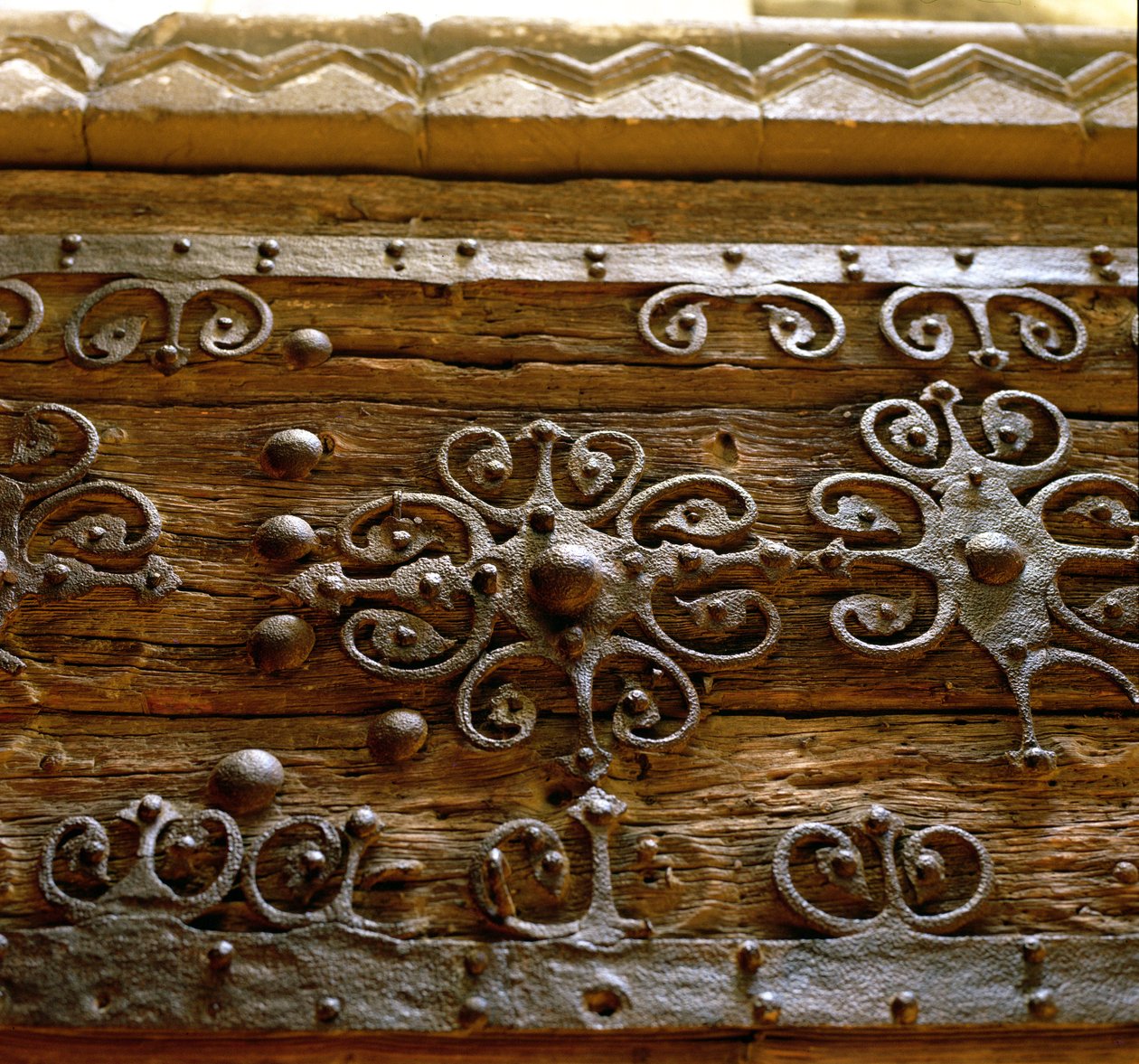 Trabajo de hierro normando en puerta de madera de los restos del Monasterio Gilbertino en Sempringham de Unbekannt Unbekannt