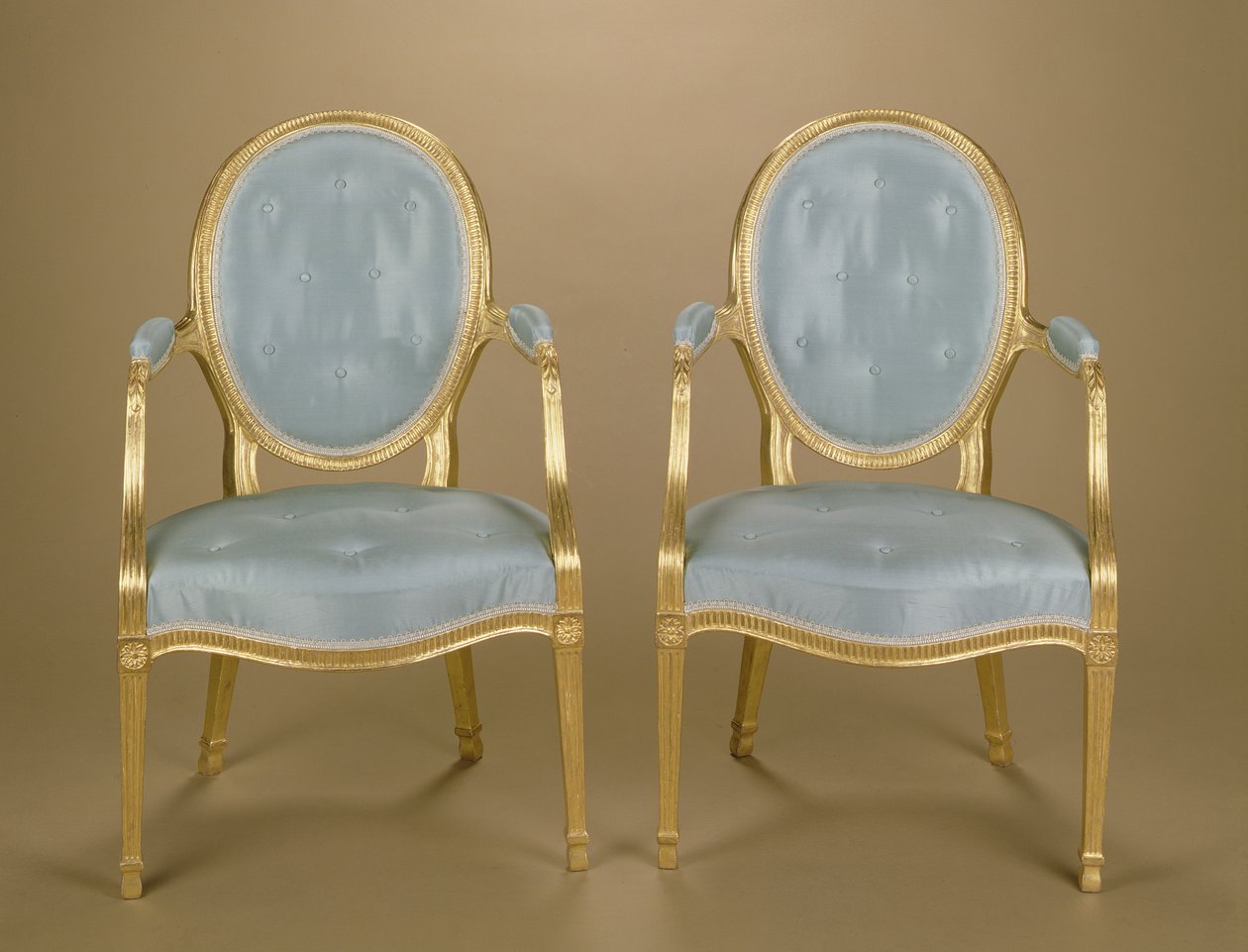 Par de sillas de respaldo ovalado doradas de Adam, tapizadas en azul, c.1780 de Unbekannt Unbekannt