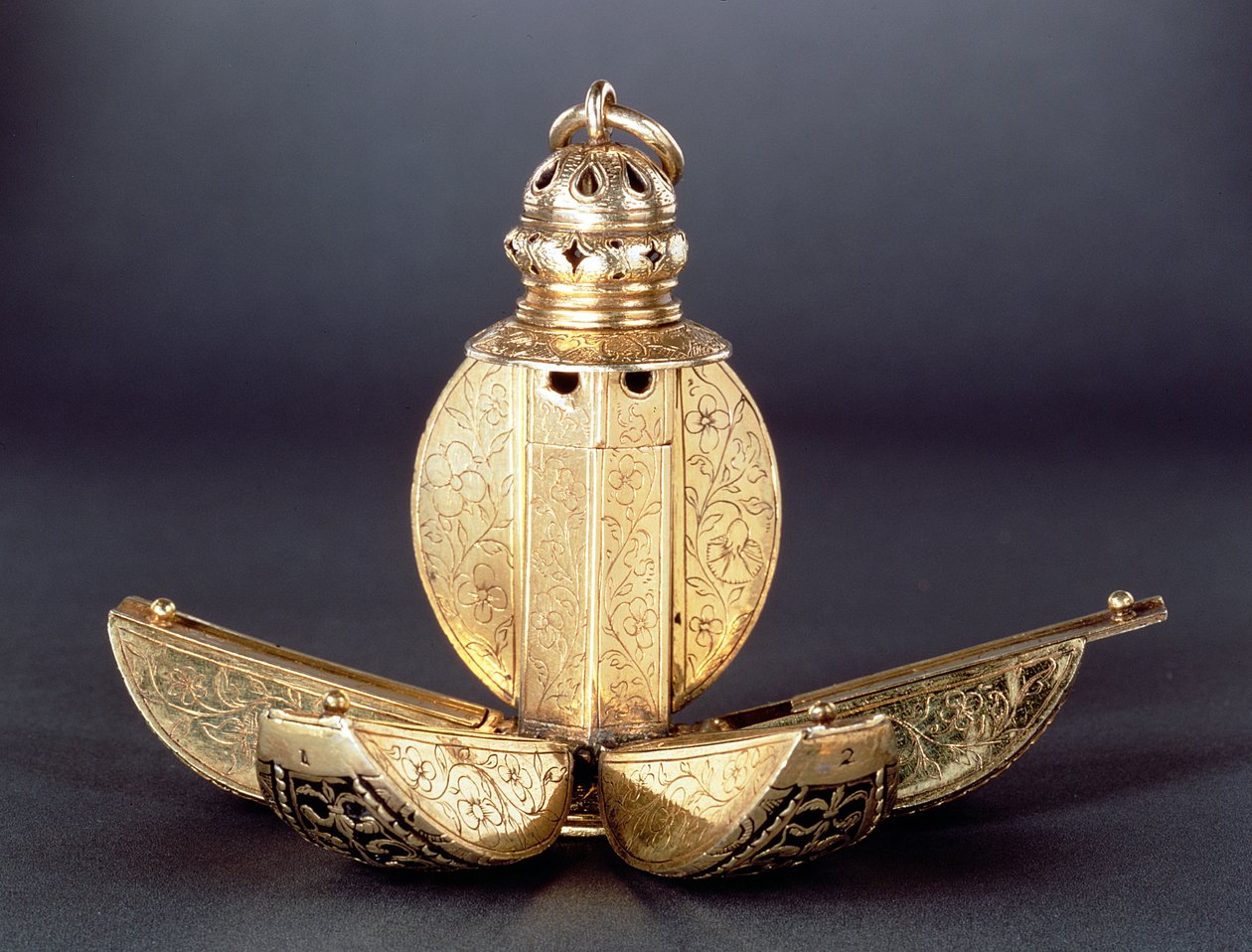 Pomander con cuatro compartimentos abiertos utilizados para contener perfumes u otras sustancias aromáticas, plata dorada, probablemente inglés c.1580 de Unbekannt Unbekannt