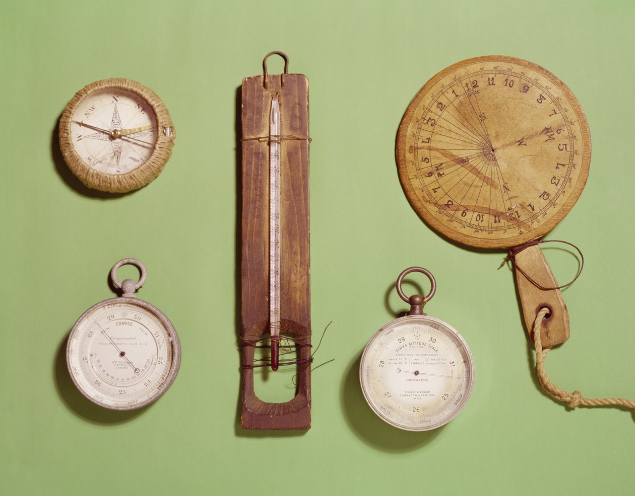 Brújula, termómetro, reloj de sol, barómetro y escala de altitud de Scott usados en la expedición a la Antártida, 1910-12 de Unbekannt Unbekannt