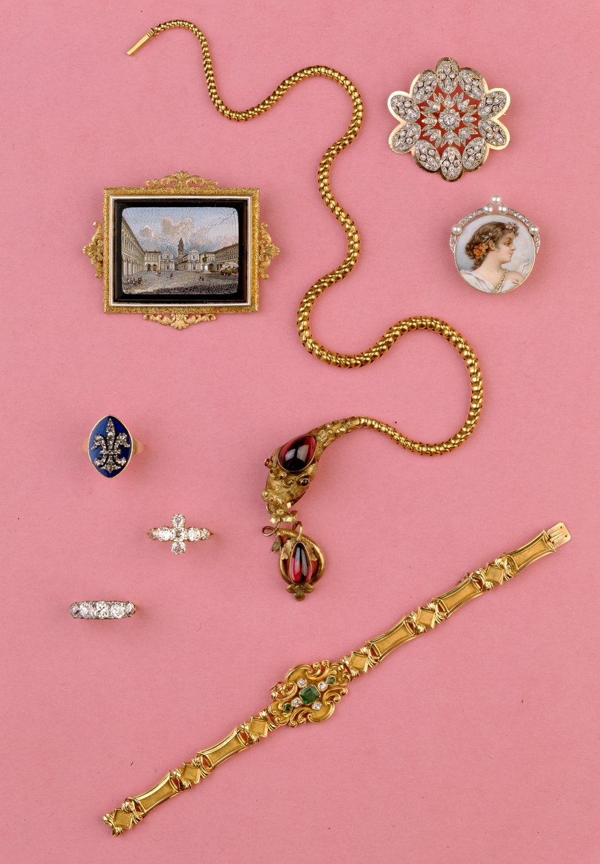 Selección de joyería del siglo XX: collar de serpiente con granate cabujón; broche de mosaico en miniatura; pulsera de esmeralda y diamante de Unbekannt Unbekannt
