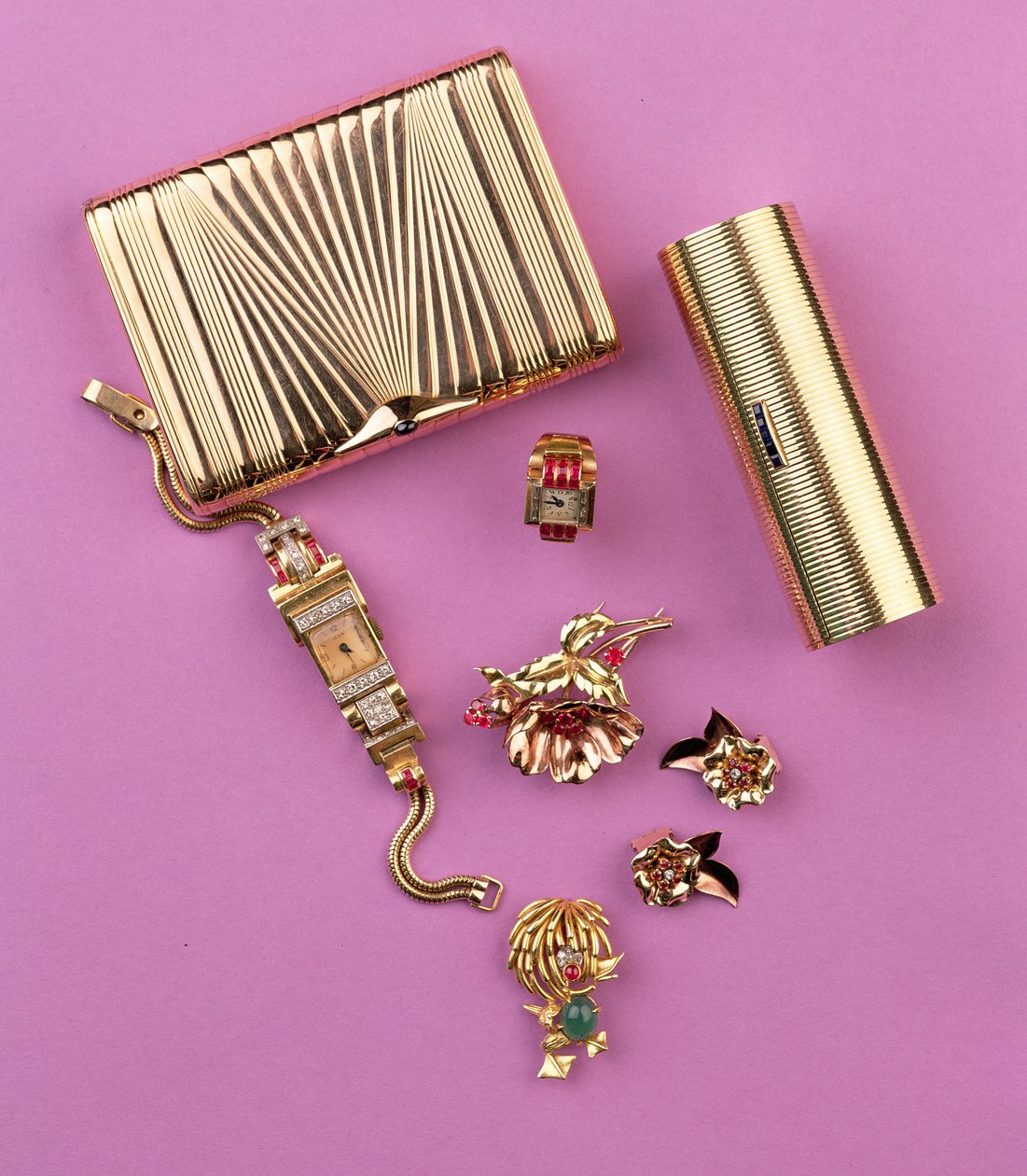 Selección de joyería Art Deco: dos estuches para cigarrillos; broche y pendientes de flores con racimo de rubíes; reloj de cóctel (oro) de Unbekannt Unbekannt