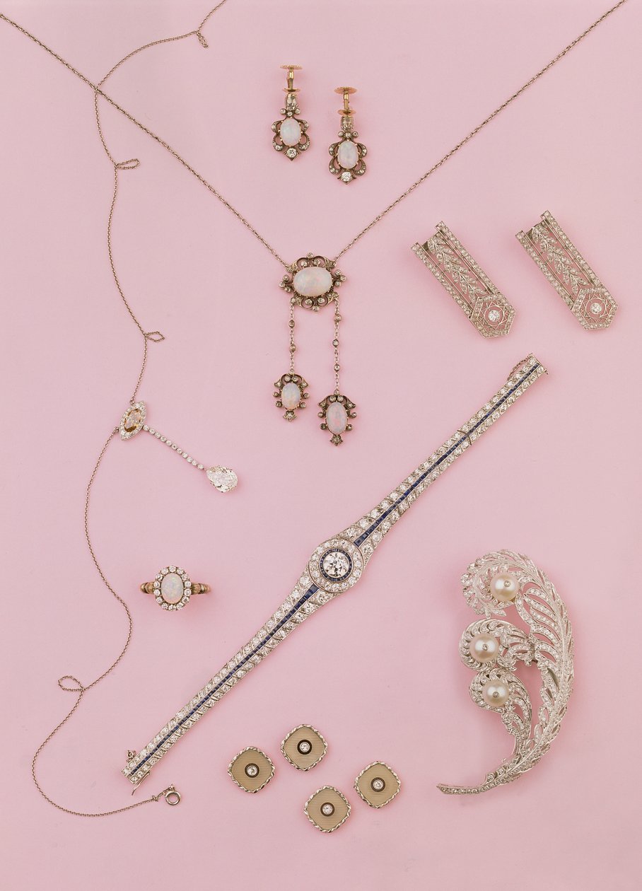 Selección de joyas eduardianas y Art Deco: pendientes y colgante de ópalo; colgante de diamantes; broche de pluma de avestruz; gemelos y botones de diamantes y ónix de Unbekannt Unbekannt