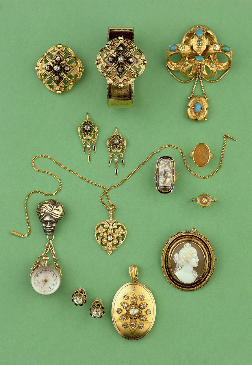 Selección de joyas: brazalete de oro y esmalte, broche de estómago de oro y turquesa, reloj de bolsillo, anillo de luto, anillo de camafeo de cornalina y relicario de diamantes en rosa de Unbekannt Unbekannt