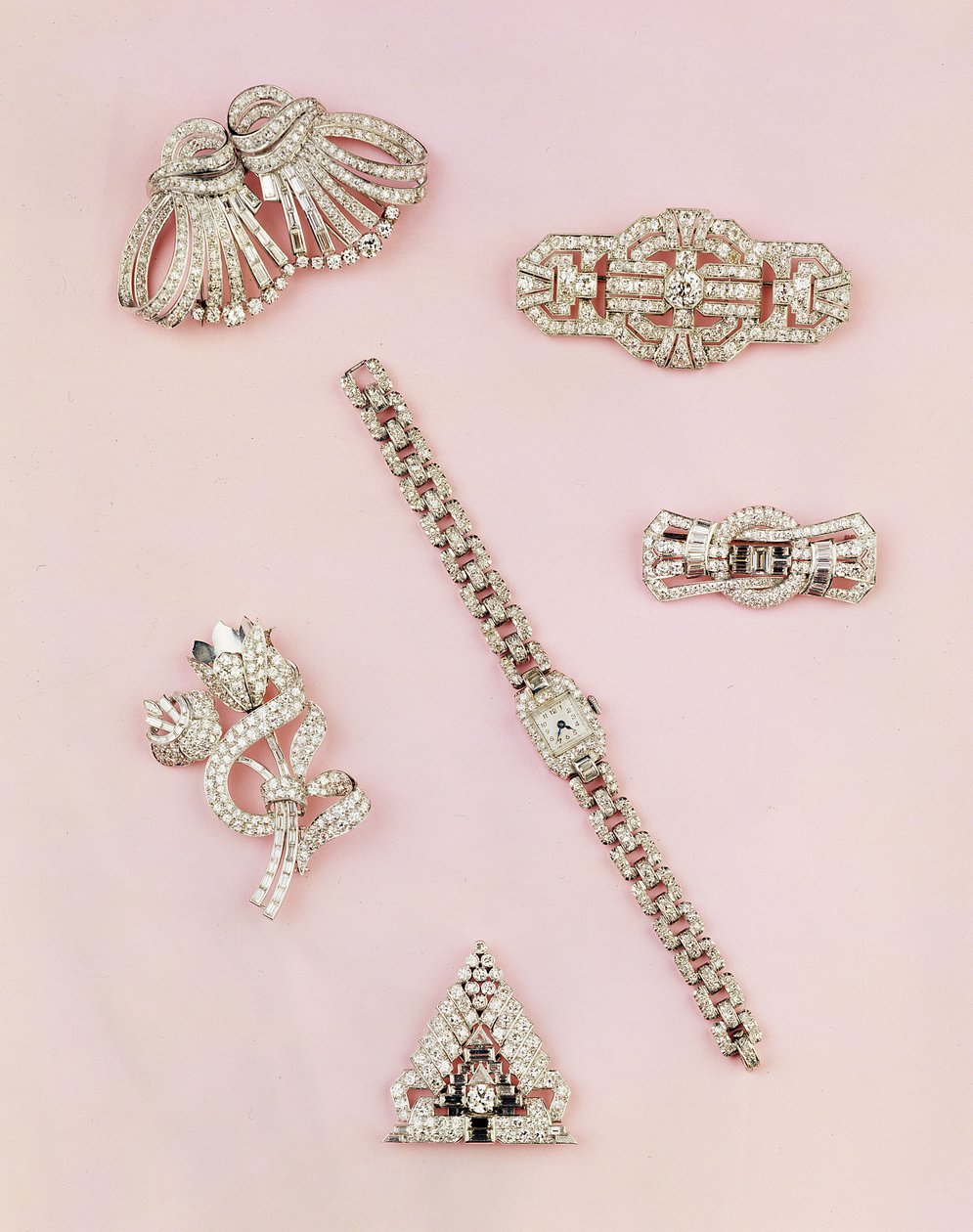 Selección de joyería de diamantes: broche de diamantes en forma de baguette y marquesa; clip de diamantes Art Deco; broche de diamantes en panel; reloj de dama con caja oblonga de diamantes de Unbekannt Unbekannt