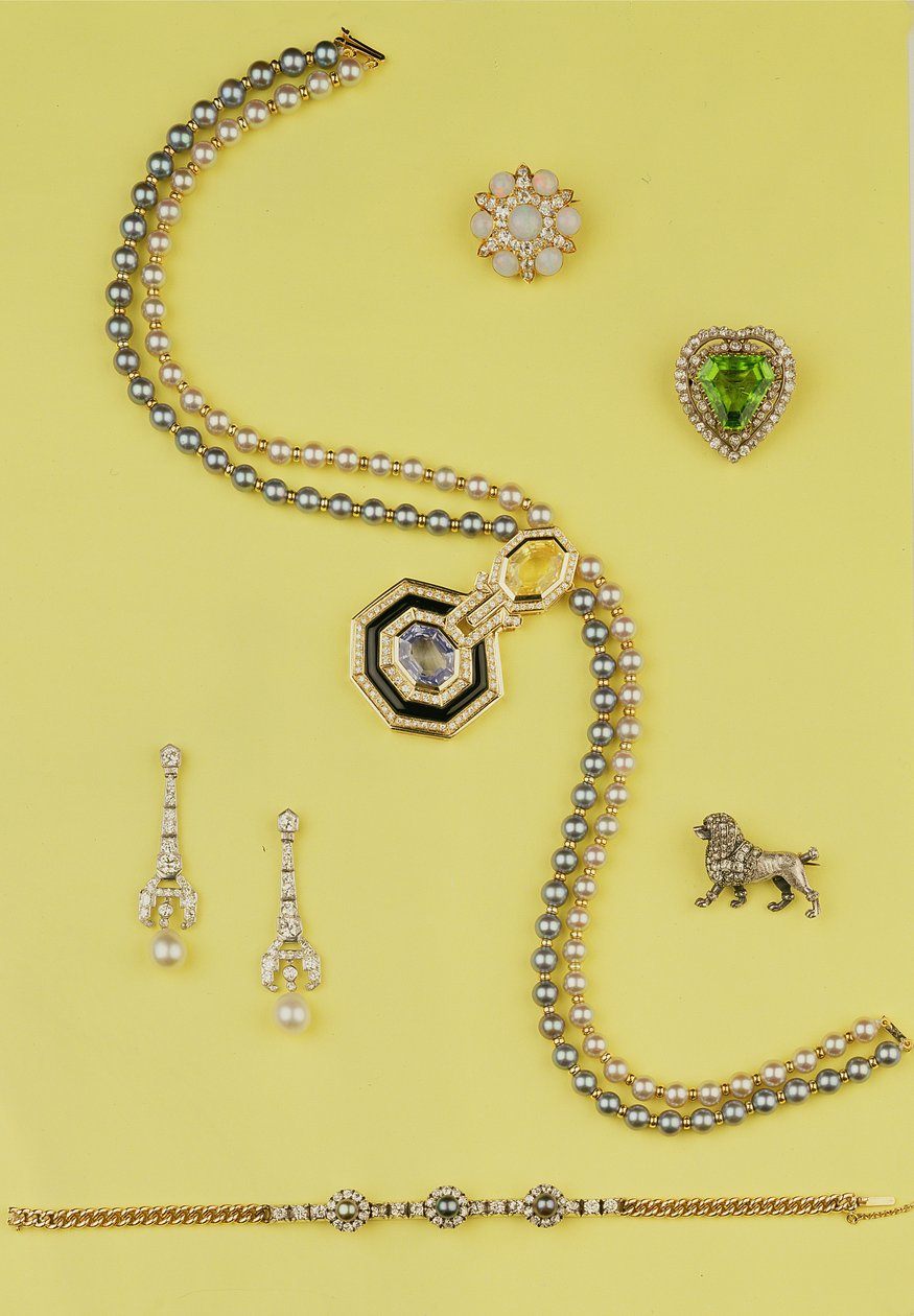 Selección de joyería: collar de perlas cultivadas estilo Art Deco con zafiros amarillos y azules; pendientes colgantes de diamantes y perlas; broche de estrella con ópalo y diamantes rosa; broche de caniche con diamantes rosa de Unbekannt Unbekannt