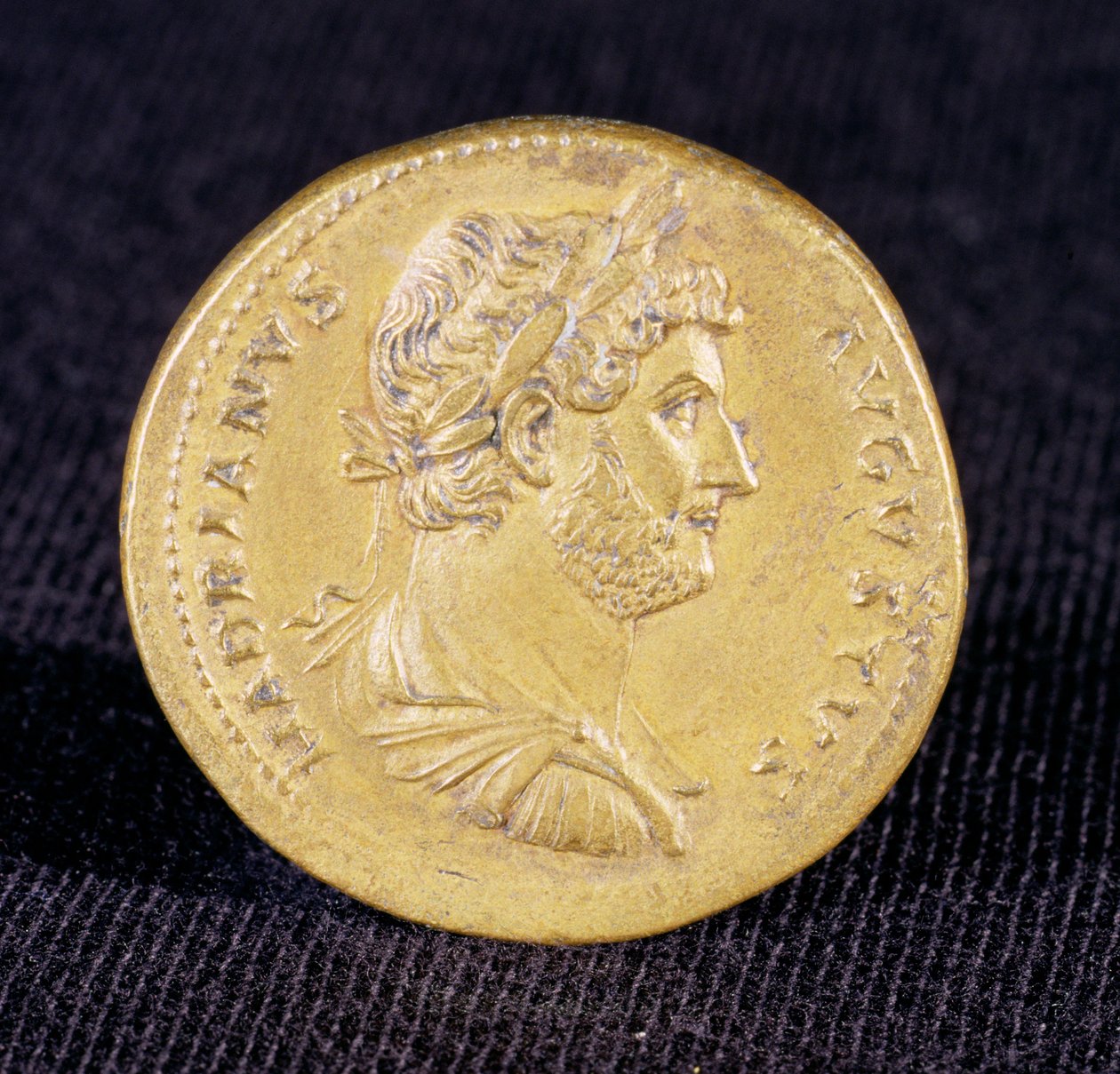Sestercio de Adriano de Newcastle Upon Tyne, 132 d.C. Muestra el busto de Adriano como comandante victorioso de Unbekannt Unbekannt