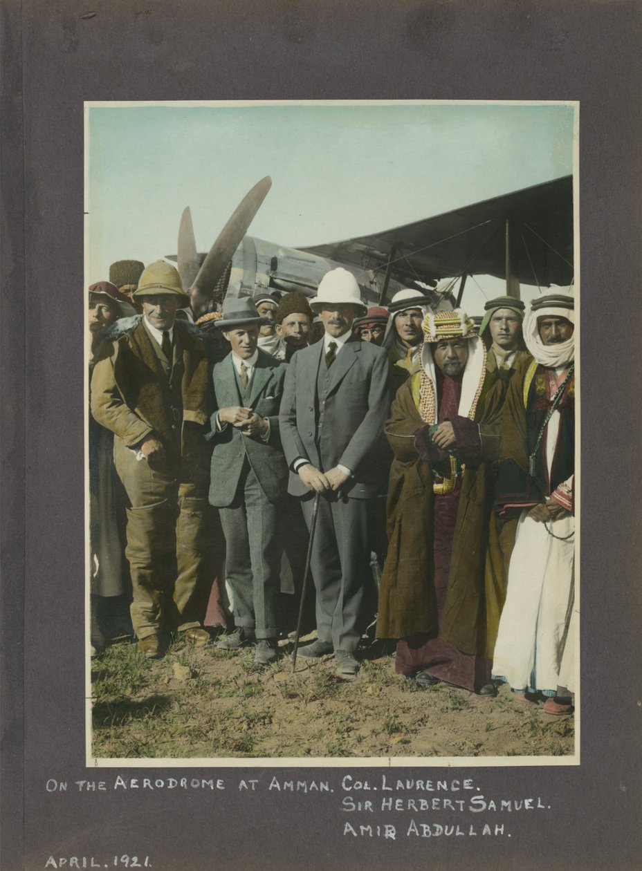 T.E. Lawrence, Sir Herbert Samuel y Amir Abdullah en el aeródromo de Ammán, Jordania, 1921 de Unbekannt Unbekannt