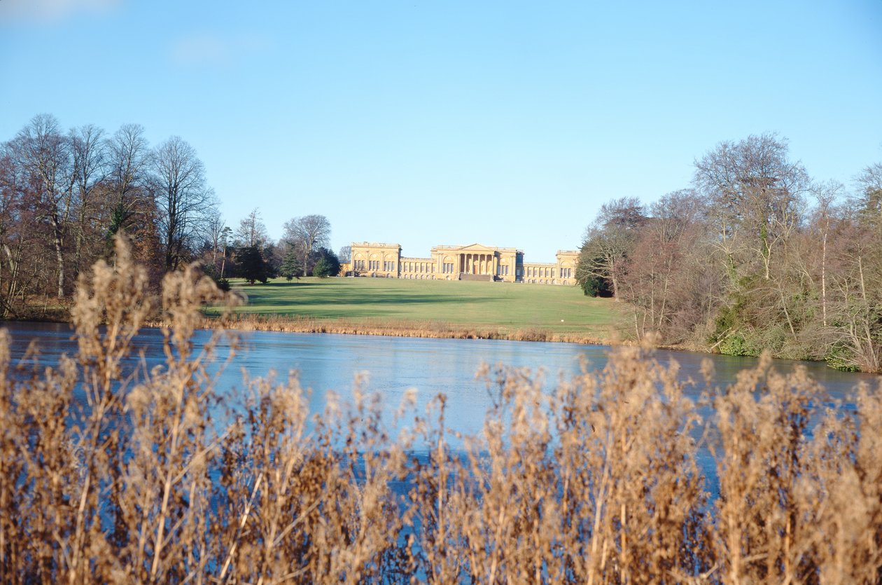 Vista desde el lago de la casa, construida por Sir John Vanbrugh y parque diseñado por Capability Brown de Unbekannt Unbekannt