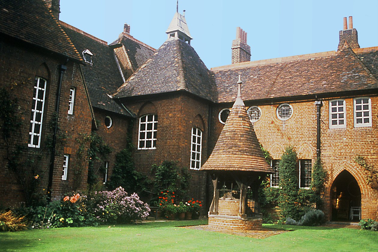 Vista del exterior de The Red House, Bexleyheath, diseñada por William Morris con Philip Webb como arquitecto, completada en 1859 de Unbekannt Unbekannt