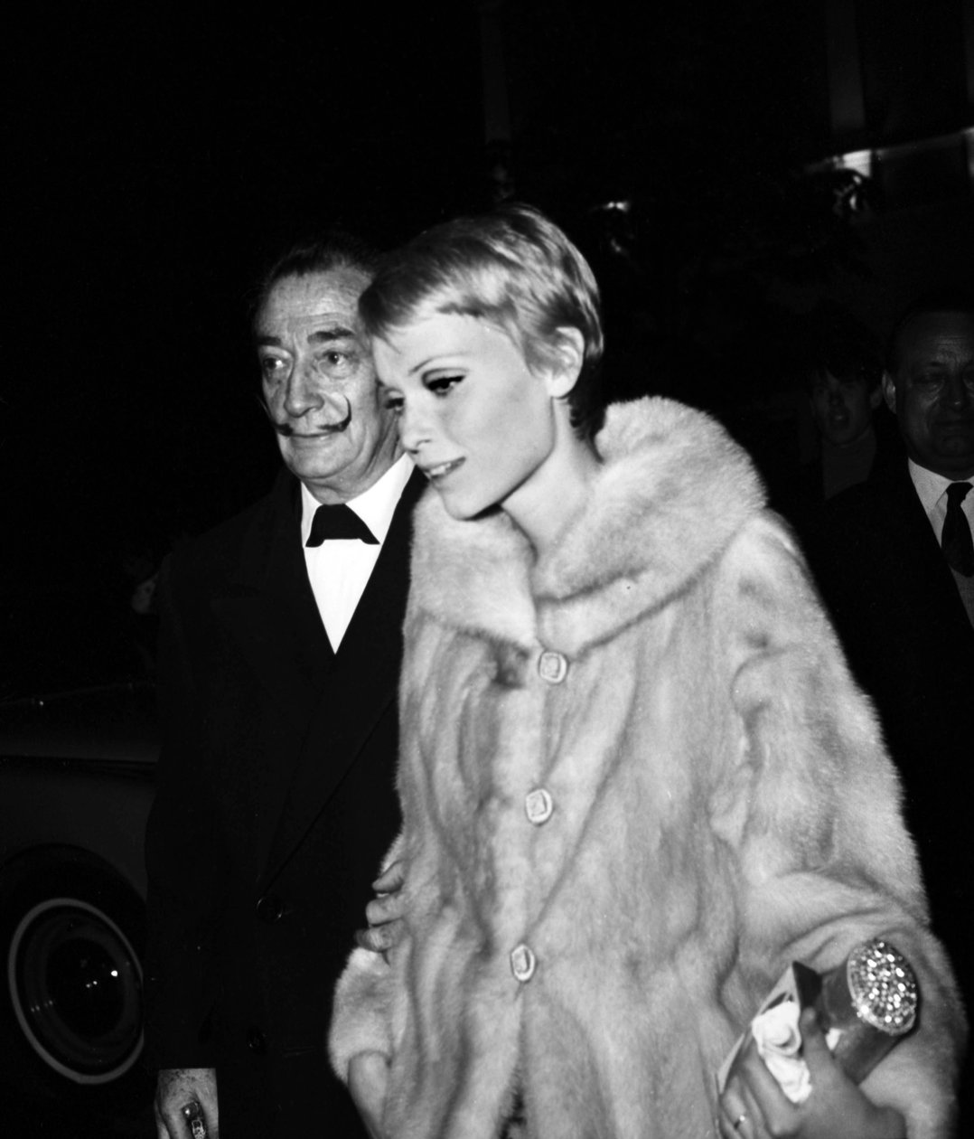 Salvador Dalí y Mia Farrow en el estreno de la película "La noche de los generales", París, 19 de abril de 1967 de Unbekannt Unbekannt
