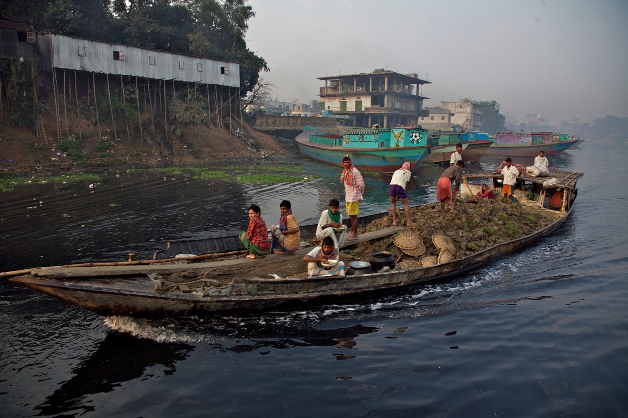 Un bote transportando tierra, utilizada para rellenar terrenos bajos, a través del río Shitalakhya, cerca del puente Tongi, en las afueras de la ciudad de Dhaka. Bangladesh. 19 de febrero de 2007. de Unbekannt Unbekannt