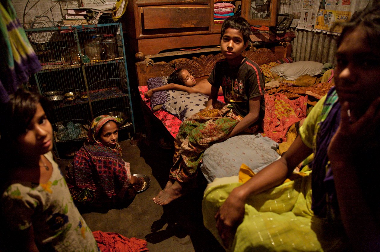 Una familia, en las viviendas de chabolas de bambú, cerca del río Buriganga, en el Viejo Dhaka, Bangladesh. 21 de febrero de 2007. Hasta 6 a 10 personas viven en habitaciones de 10 pies por 10 pies, y comparten bomba de mano, baño y cocina comunales entre  de Unbekannt Unbekannt