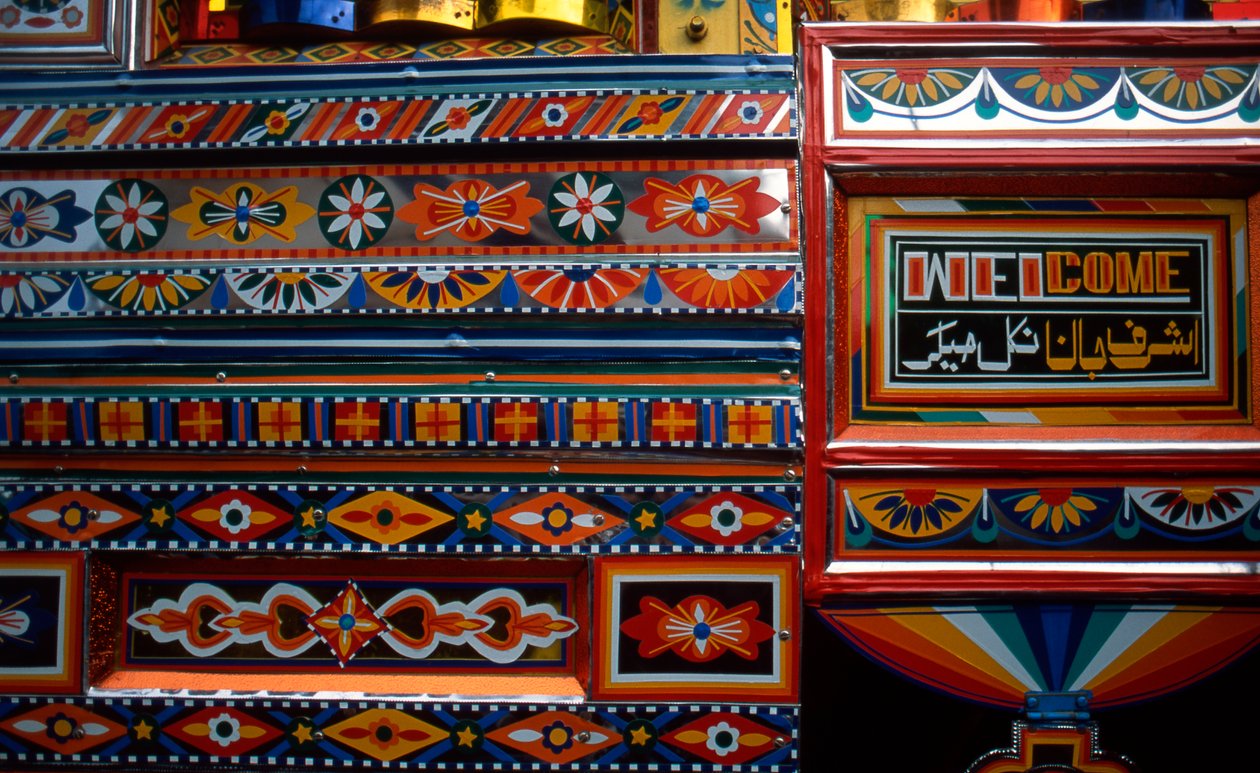 Ajuste del cuerpo, un arte popular distintivo de Pakistán, ha convertido sus calles de aldeas, calles de ciudades y carreteras de larga distancia en una galería nacional sin paredes, una exposición caleidoscópica en perpetuo movimiento. La gran mayoría de  de Unbekannt Unbekannt