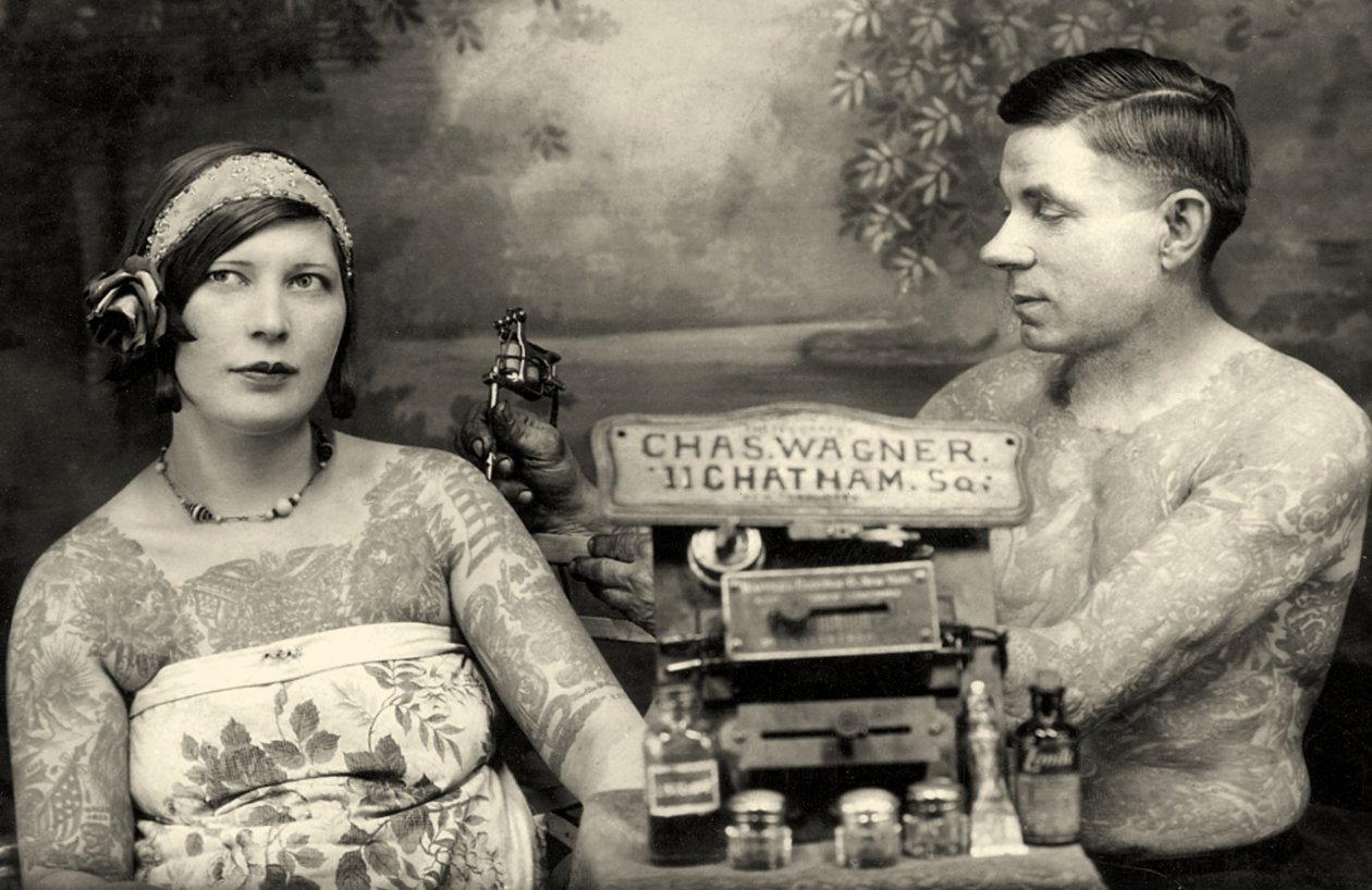 Charles Wagner tatuando a un cliente con su máquina de tatuajes recién patentada, c.1905 de Unbekannt Unbekannt