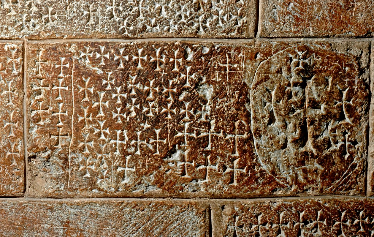 Cruces grabadas por cruzados y peregrinos en las paredes de la iglesia de Unbekannt Unbekannt