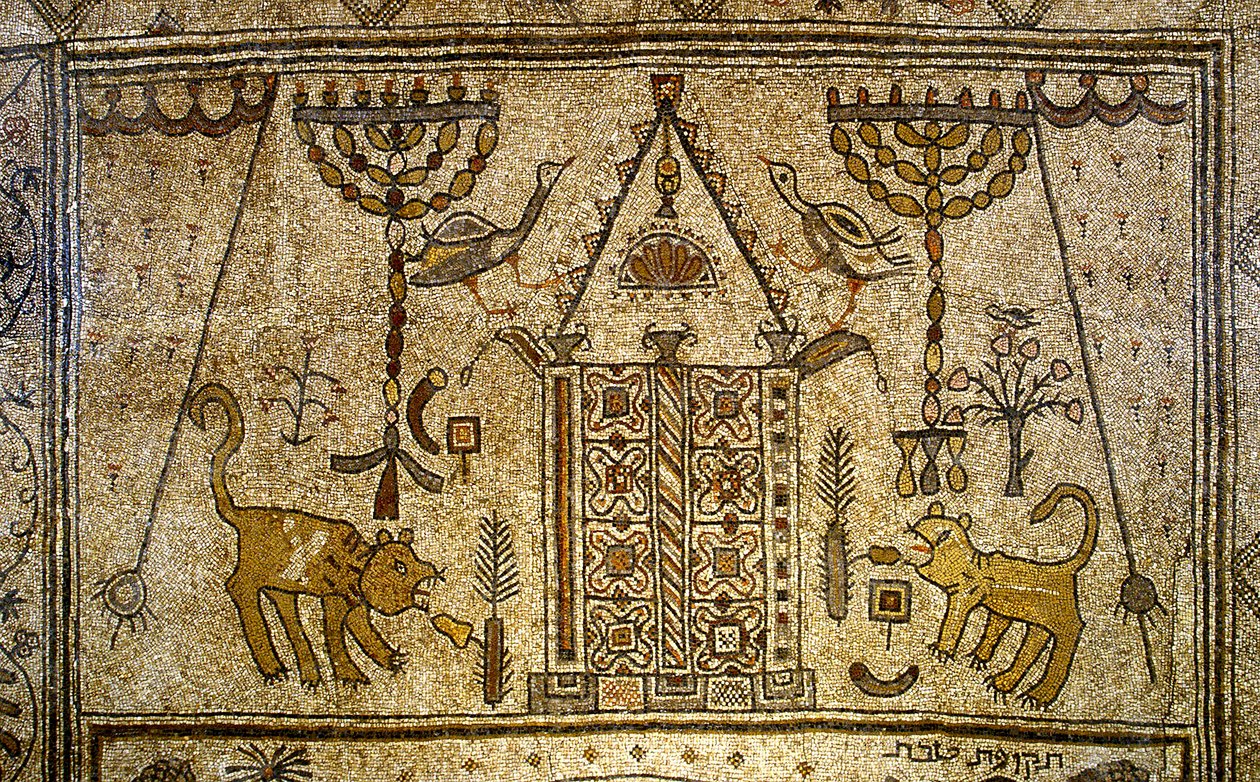 (Detalle) del suelo que representa el Arca Sagrada flanqueada por candelabros, leones y pájaros de Unbekannt Unbekannt
