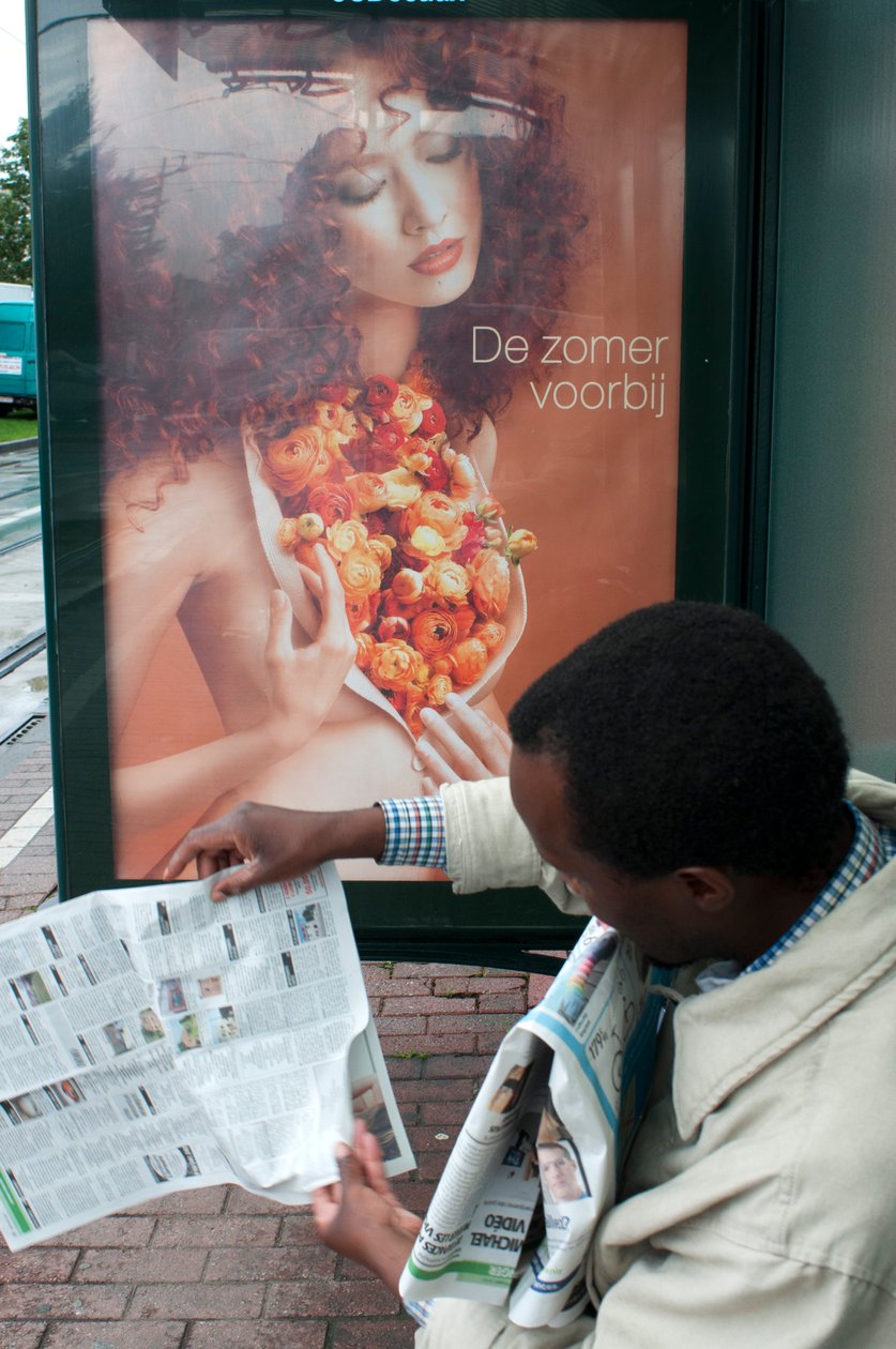 Hombre leyendo un periódico en la parada del tranvía de Bruselas, Bélgica de Unbekannt Unbekannt