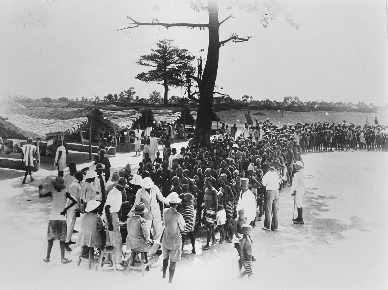 Sesión de vacunación al aire libre en Costa de Marfil, c.1920-30 de Unbekannt Unbekannt