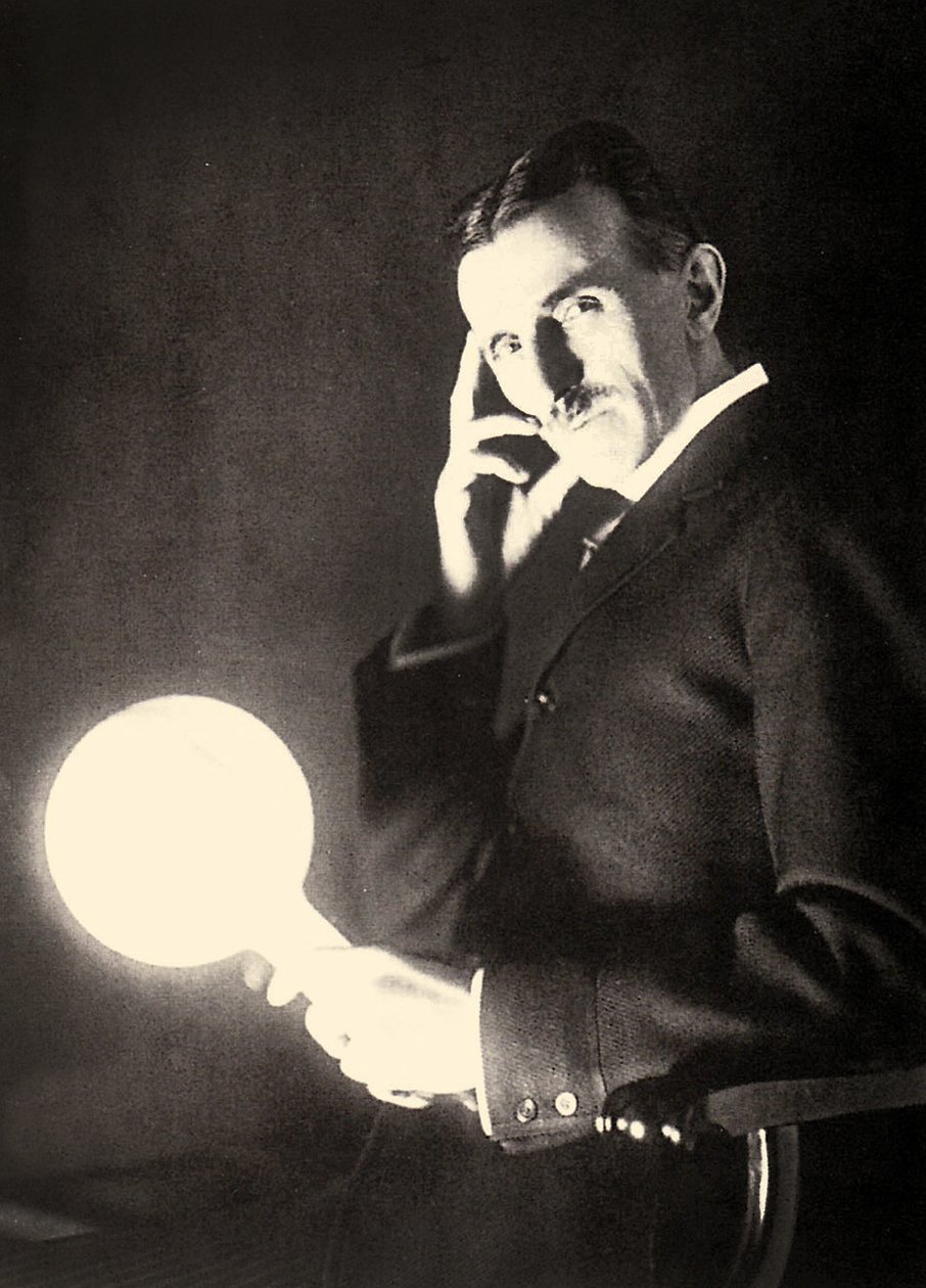 Retrato de Nikola Tesla sosteniendo una bombilla iluminada por el campo electromagnético de una bobina de Tesla, 1899 de Unbekannt Unbekannt