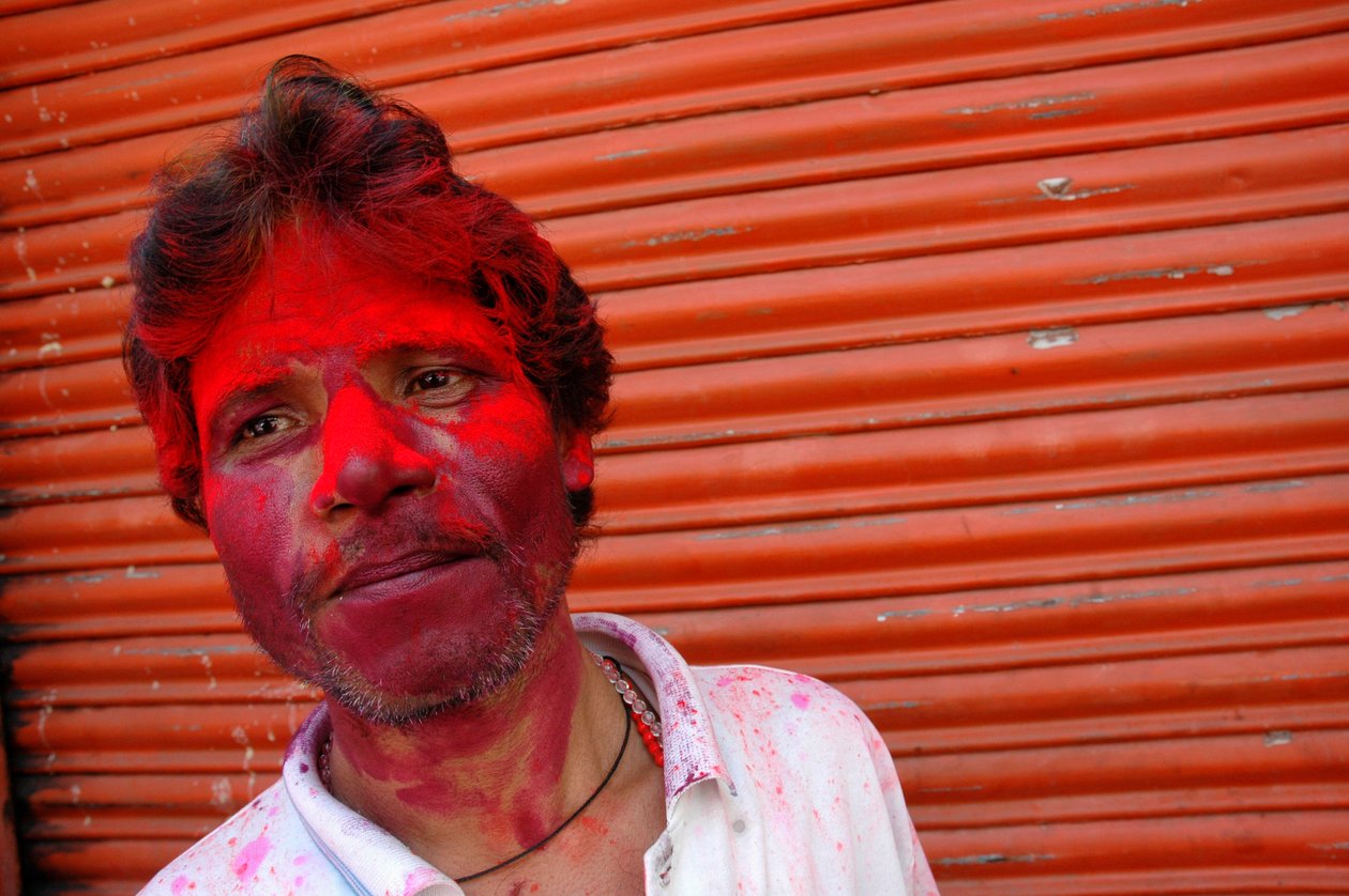 Retrato de un hombre cubierto de colores durante el festival de holi. Kolkata, India. 4 de marzo de 2007. de Unbekannt Unbekannt