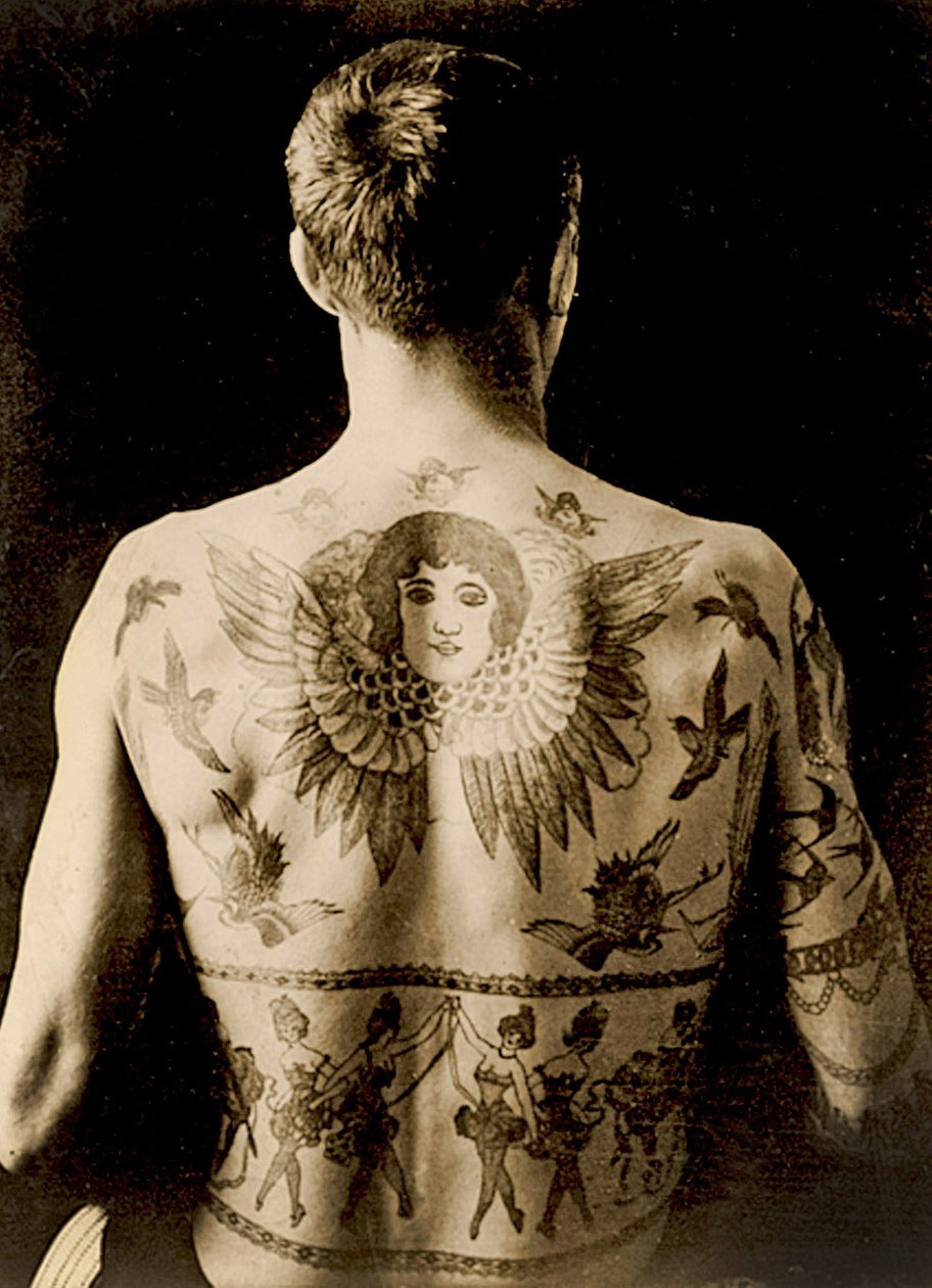 Retrato de un hombre con un elaborado tatuaje en la espalda, c.1910 de Unbekannt Unbekannt
