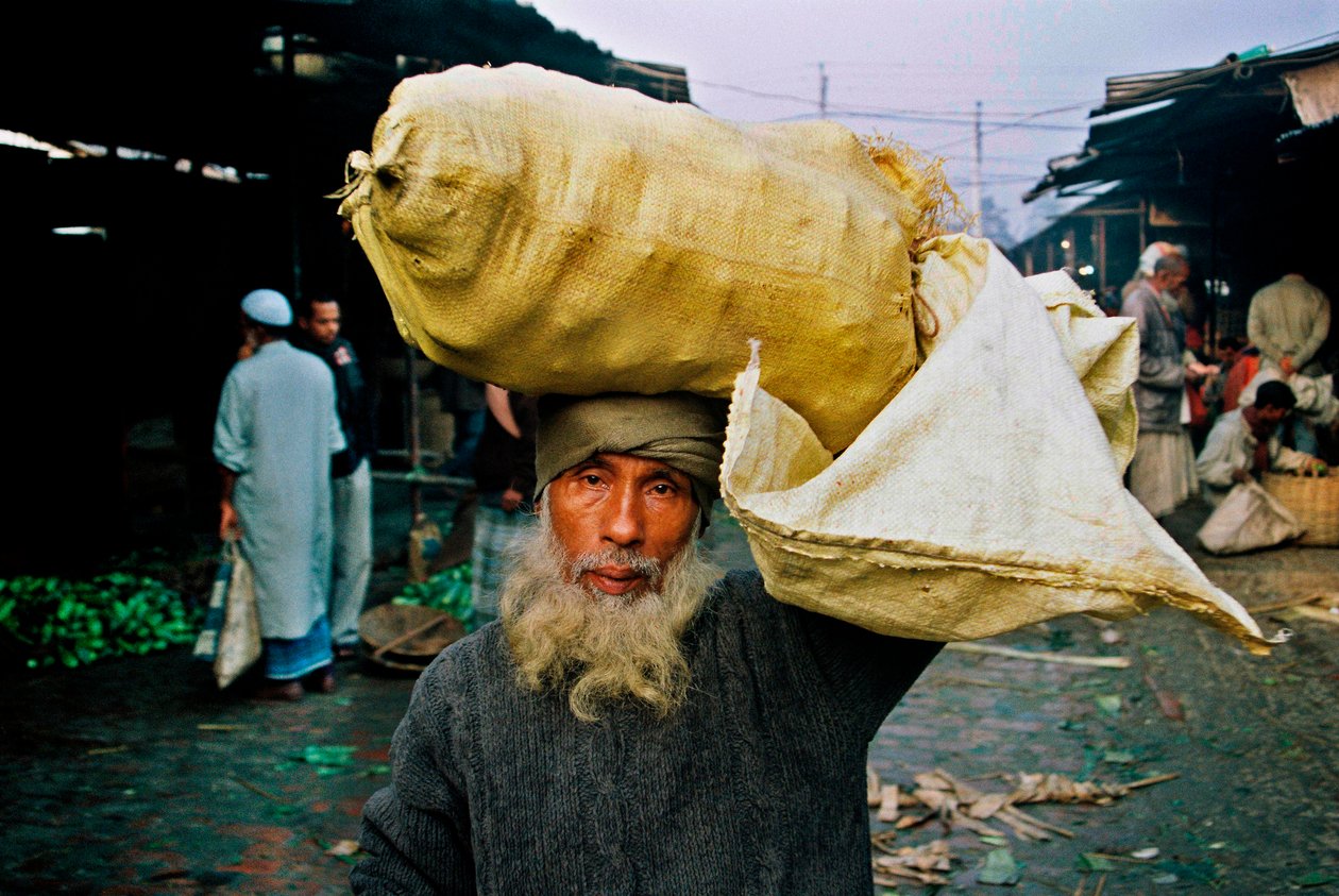 Retrato de un vendedor de verduras. Abdus Samad compra verduras en el mercado mayorista y las vende en la calle. Nirala kacha bazar, Khulna, Bangladesh. de Unbekannt Unbekannt