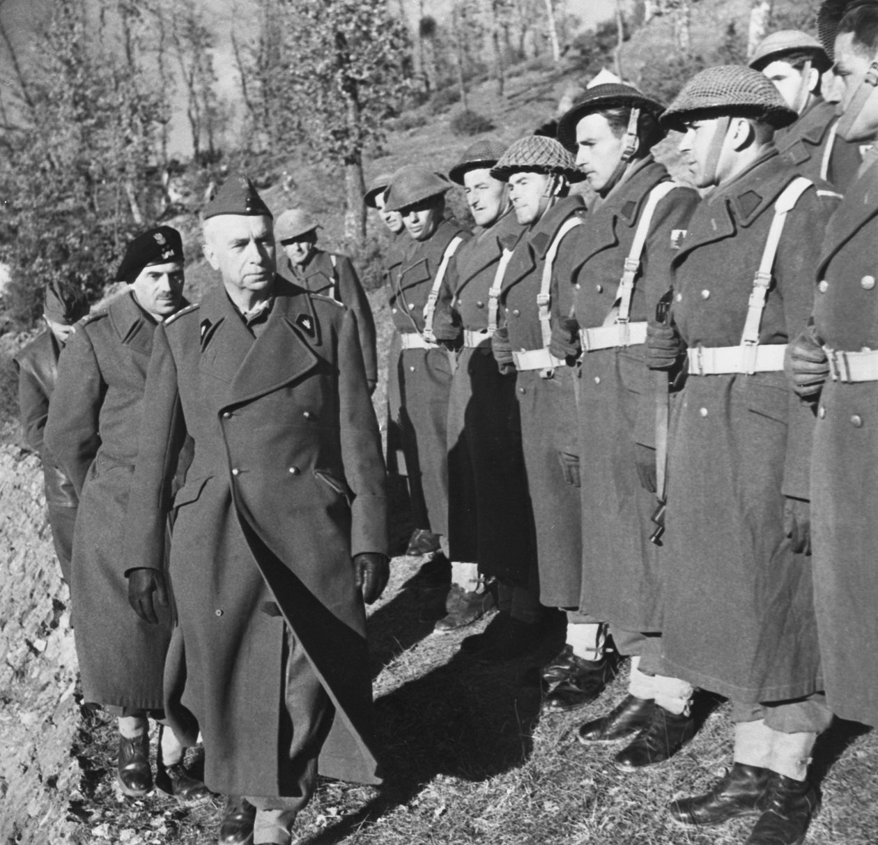 La Batalla de Cassino: General Kazimierz Sosnkowski, Comandante en Jefe de las fuerzas polacas, durante una visita al 2º Cuerpo Polaco, comandado por el General Wladyslaw Anders, 30 de marzo de 1944 de Unbekannt Unbekannt
