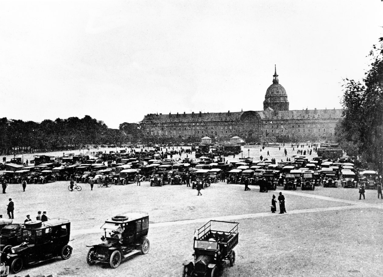 Los taxis del Marne reunidos en los Inválidos, París, listos para su partida para transportar tropas a la Primera Batalla del Marne, septiembre de 1914 de Unbekannt Unbekannt