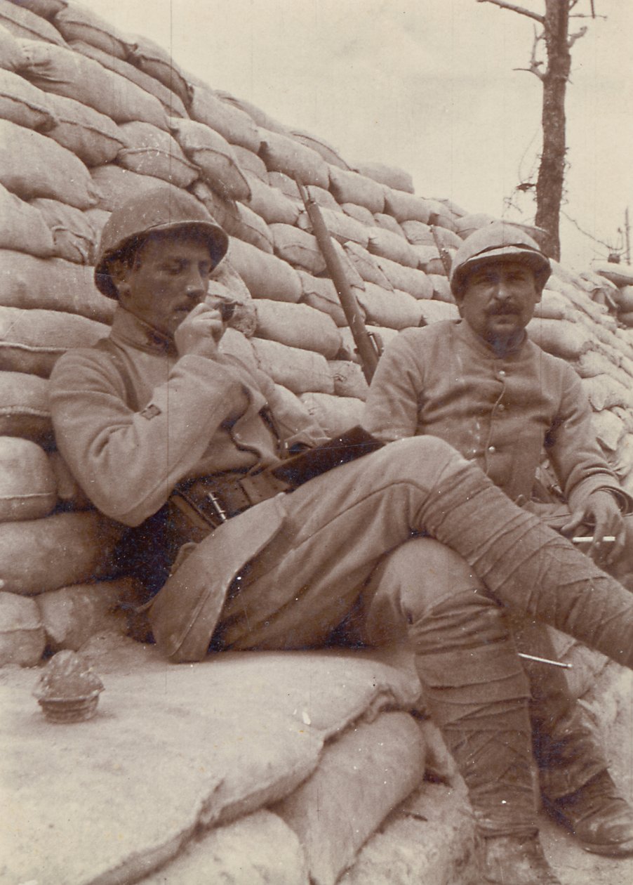 Dos soldados fumando en una trinchera, Primera Guerra Mundial, 1914-18 de Unbekannt Unbekannt