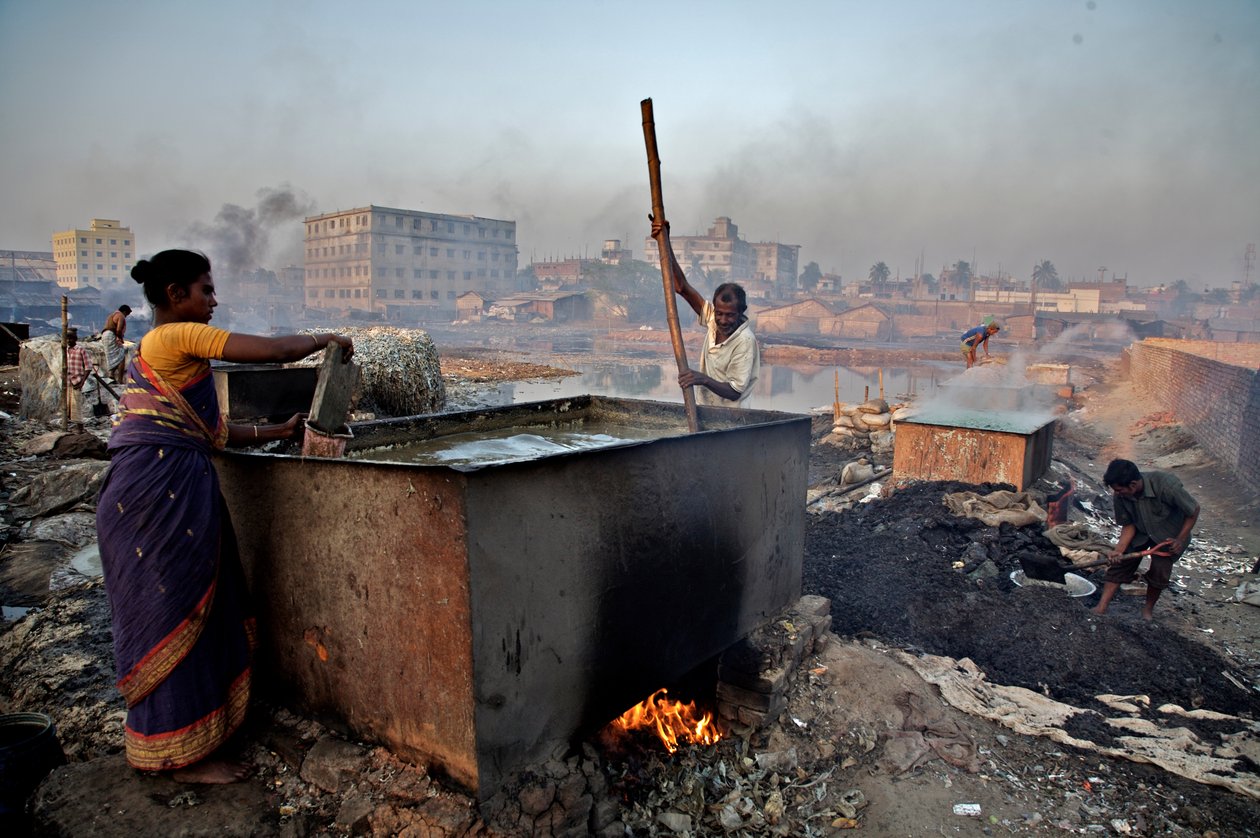 Trabajadores hirviendo desechos de cuero para hacer pegamento, en el área de Hazaribagh, junto al río Buriganga, en Dhaka, Bangladesh. Como muchas otras industrias que no se preocupan por los factores ambientales, las curtidurías también causan graves daño de Unbekannt Unbekannt