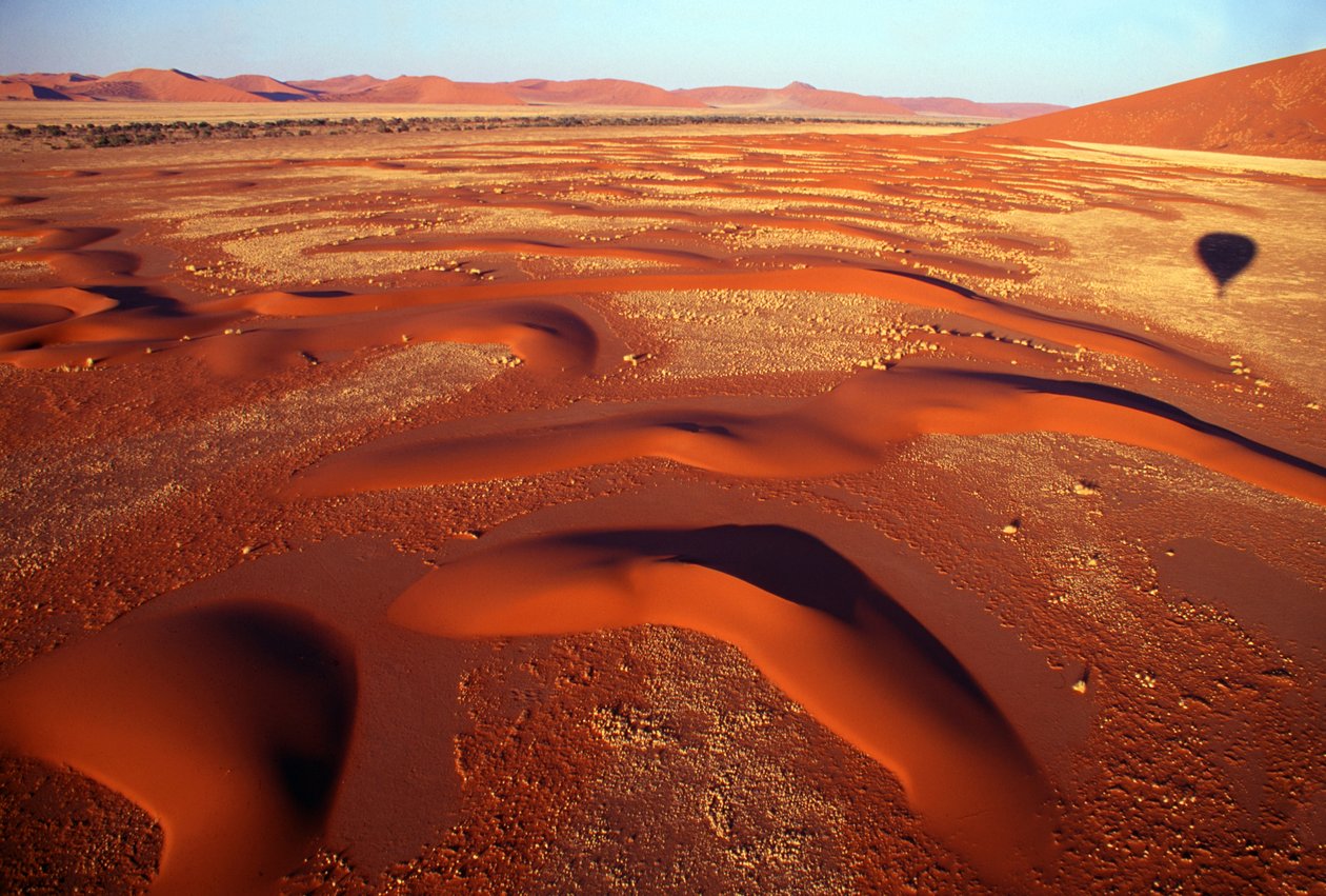 Vista sobre un valle de dunas de arena desde un viaje en globo aerostático justo después del amanecer cerca de Sossusvlei en el Desierto de Namib, Namibia. 24-07-2003. de Unbekannt Unbekannt