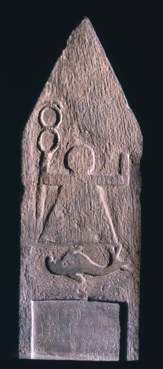 00357 Estela votiva que representa a Tanit, diosa de Cartago, sosteniendo un caduceo con un delfín y una inscripción debajo, fenicia, de Tophet El-Horfa, Argelia, siglo II-I a.C. de Unbekannt