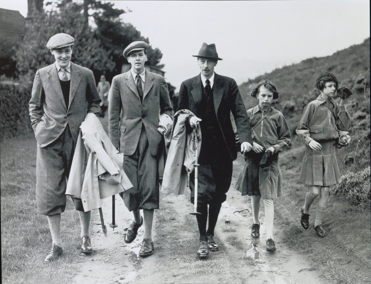 10º Duque con sus cuatro hijos, Billy, Andrew, Anne y Elizabeth en Bolton Abbey, c.1938 de William M. Timlin